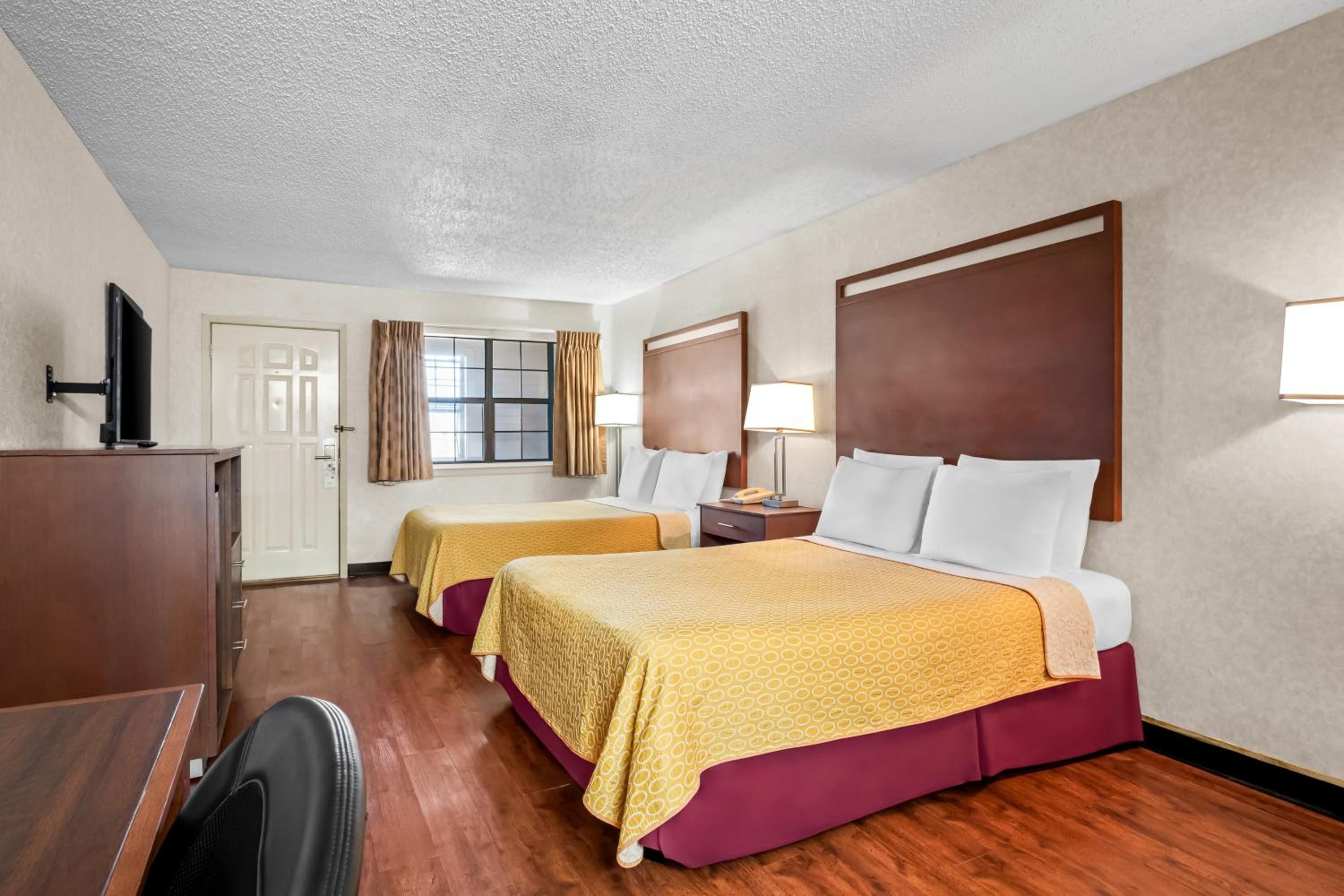 Queen Room with Two Queen Beds - Non-Smoking - Photo 5