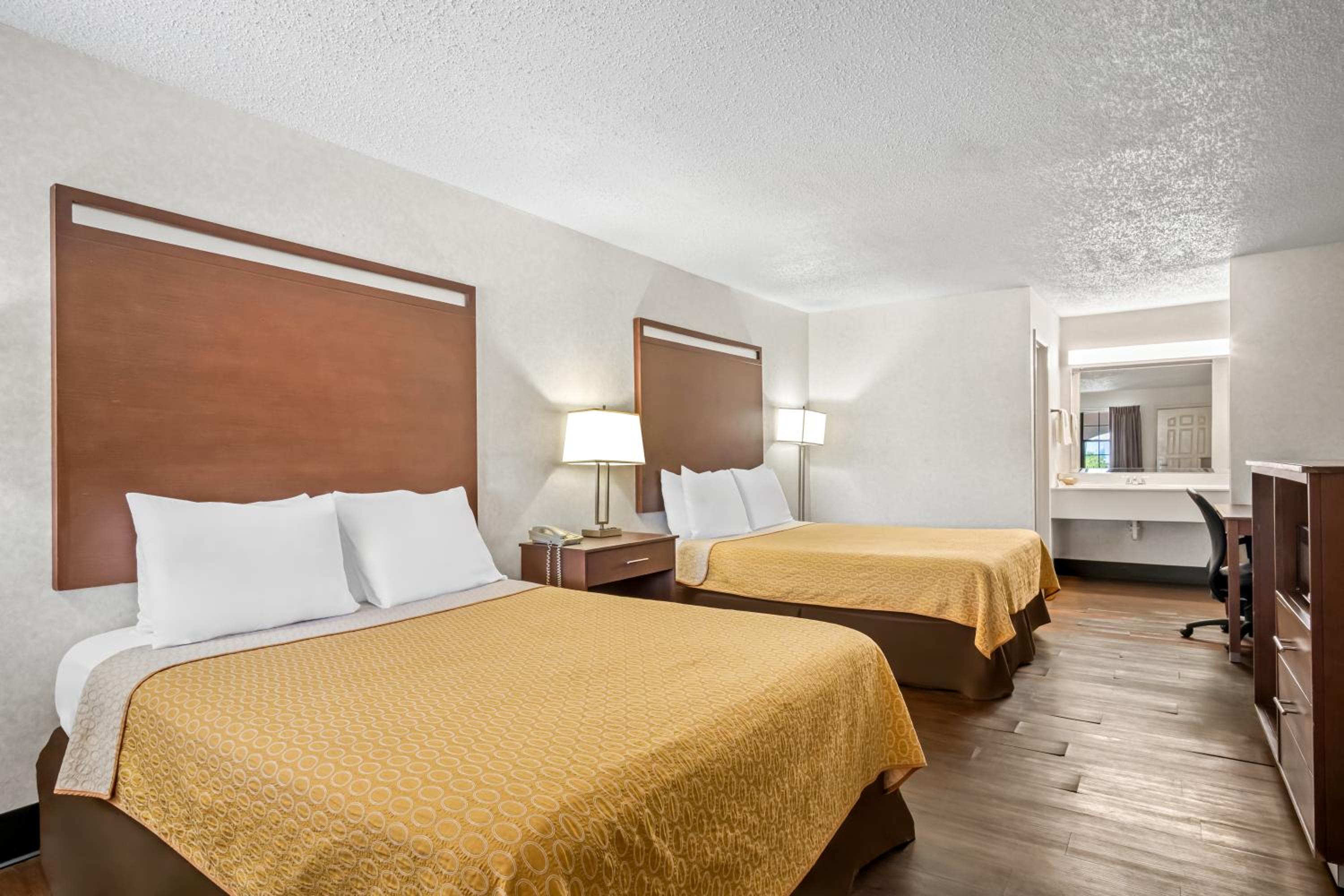 Queen Room with Two Queen Beds - Non-Smoking - Photo 3