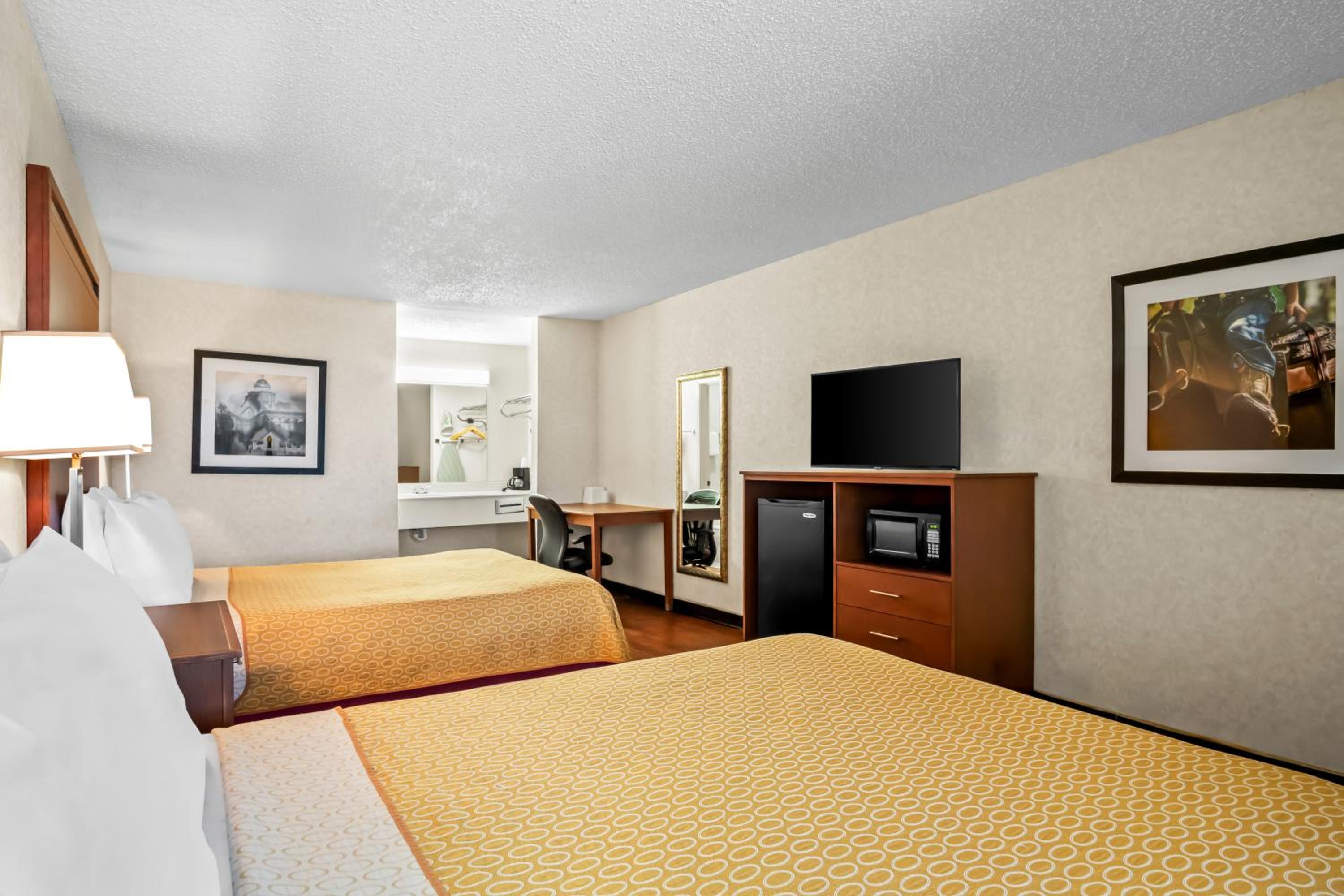 Queen Room with Two Queen Beds - Non-Smoking - Photo 2