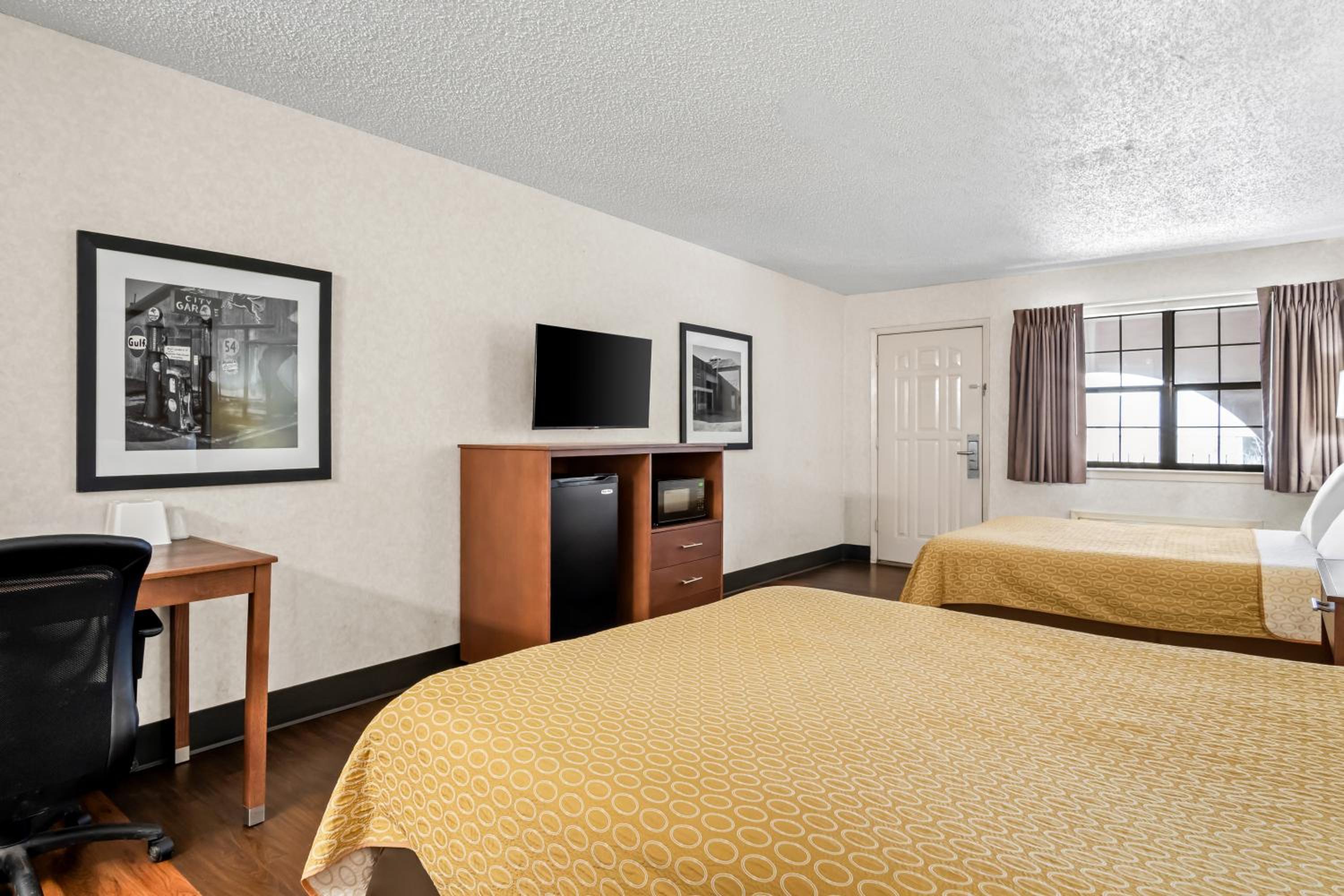 Queen Room with Two Queen Beds - Non-Smoking - Photo 1