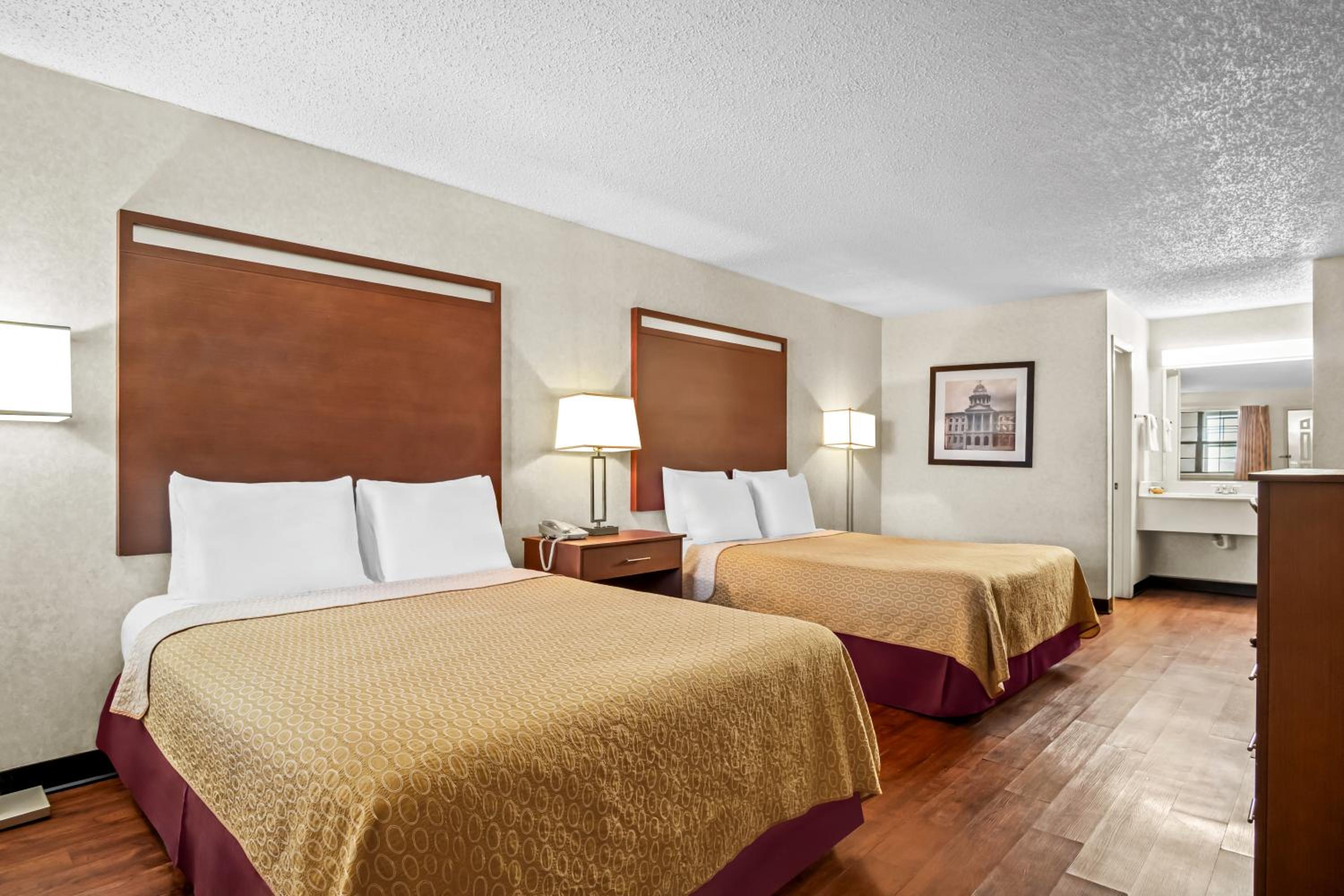 Queen Room with Two Queen Beds - Non-Smoking - Photo 6