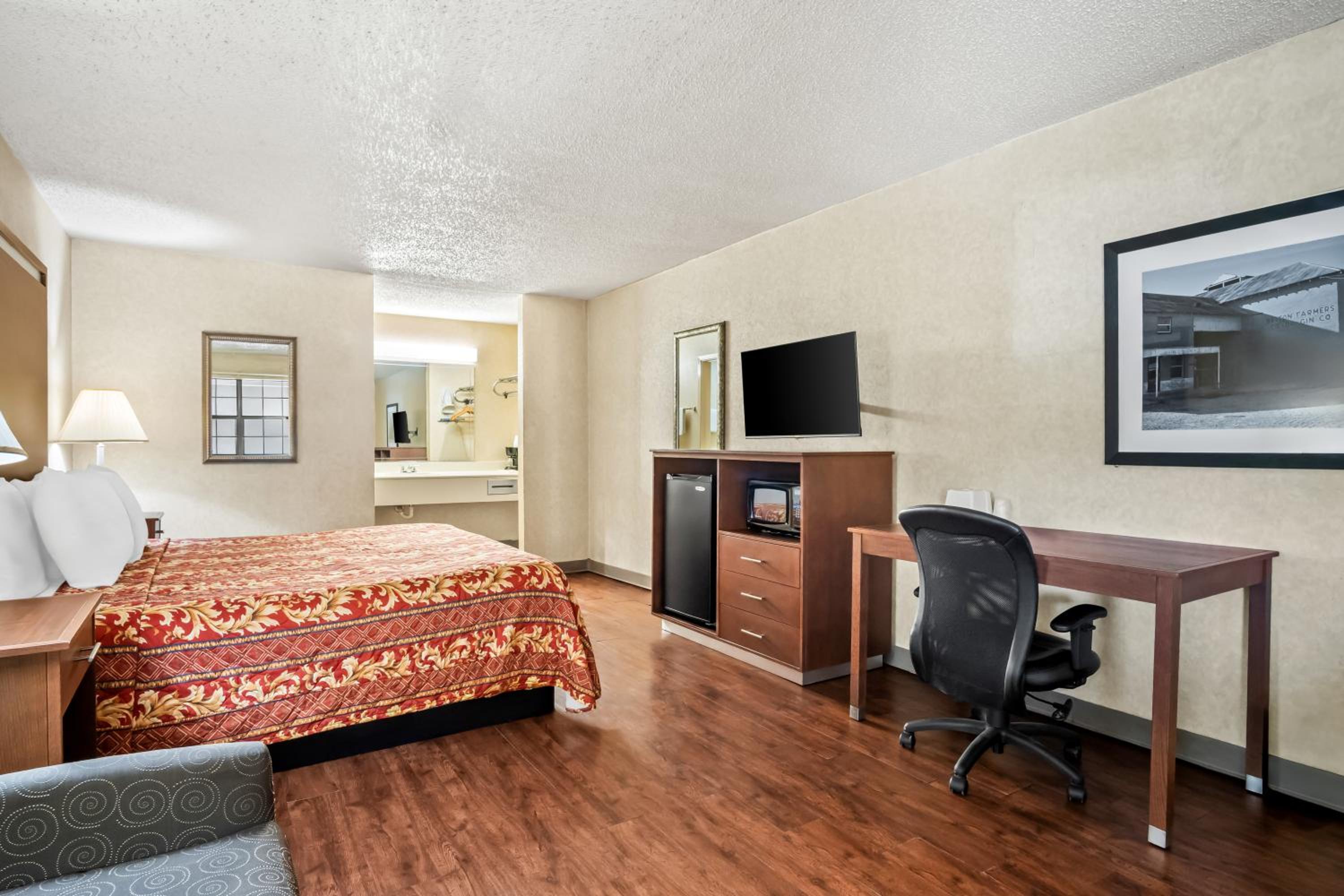 King Room - Non-Smoking - Photo 3