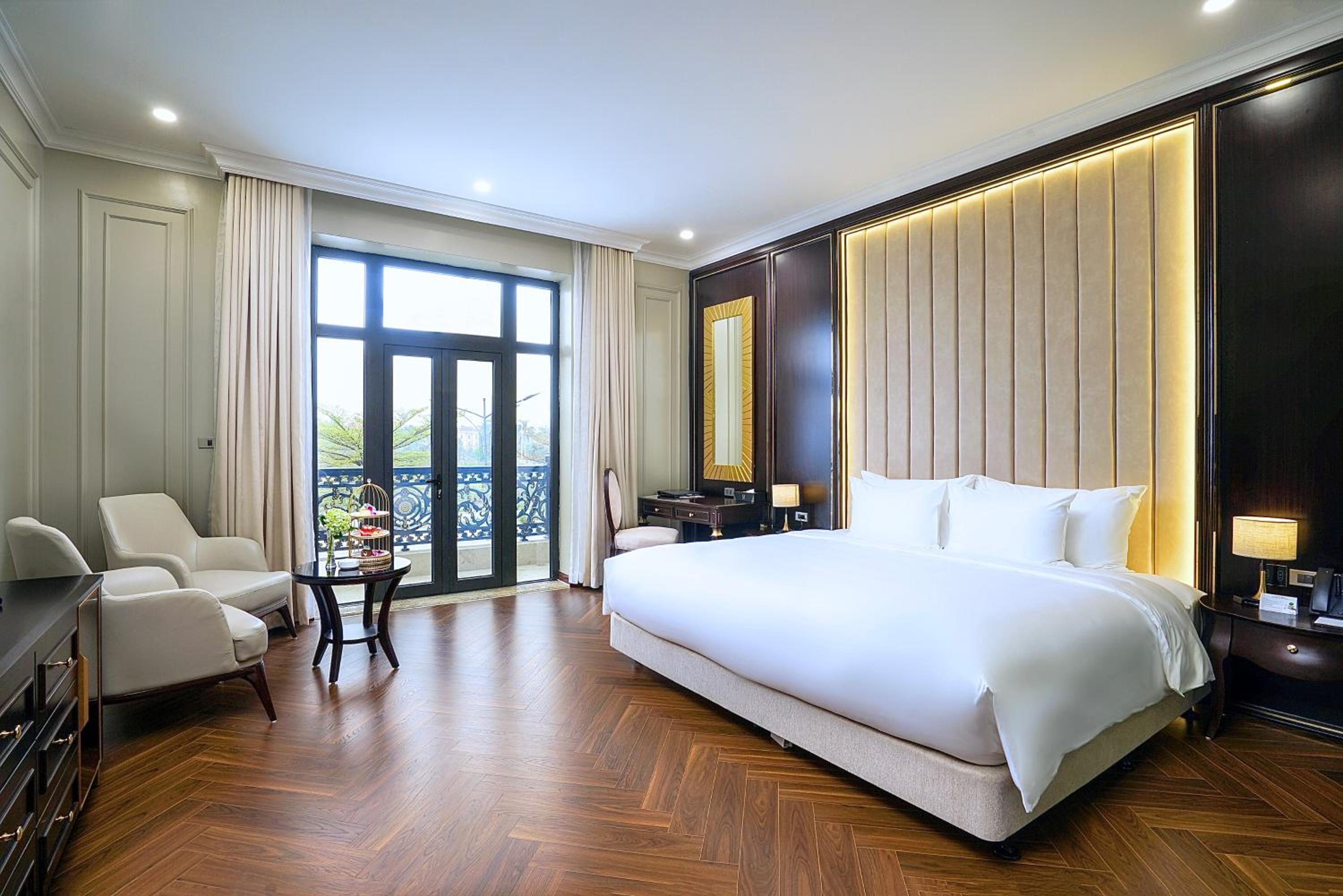 King Suite with Balcony photo 3