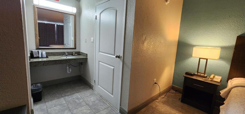 King Room with Mobility Access and Bathtub with Grab Bars, Non-Smoking - Photo 5