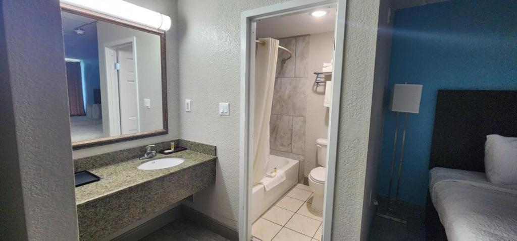 King Room with Mobility Access and Bathtub with Grab Bars, Non-Smoking - Photo 2
