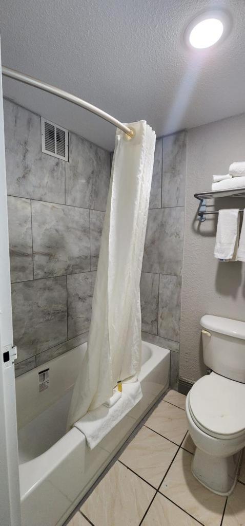 King Room with Mobility Access and Bathtub with Grab Bars, Non-Smoking - Photo 3