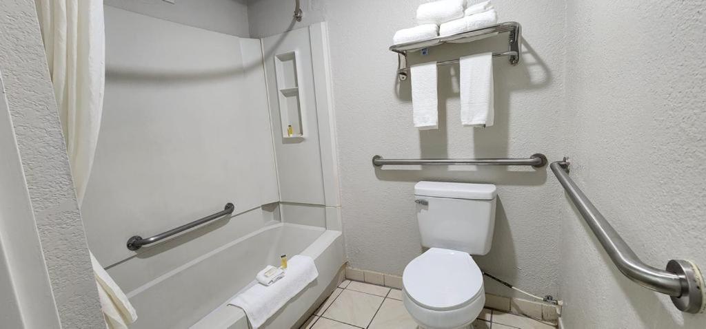 King Room with Mobility Access and Bathtub with Grab Bars, Non-Smoking - Photo 4