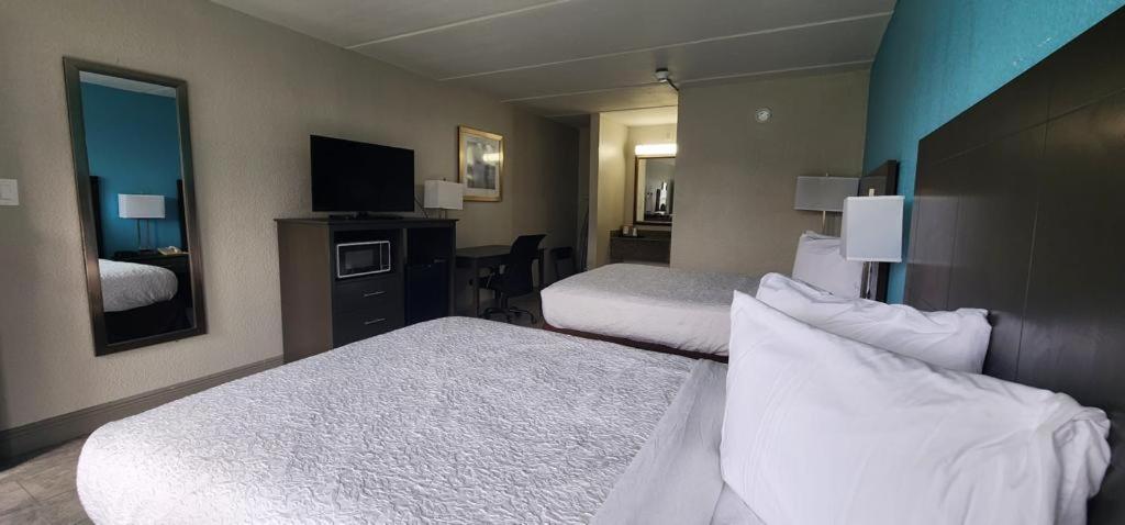 Queen Room with Two Queen Beds - Non-Smoking - Photo 1
