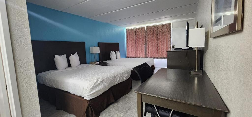 Queen Room with Two Queen Beds - Non-Smoking - Photo 2