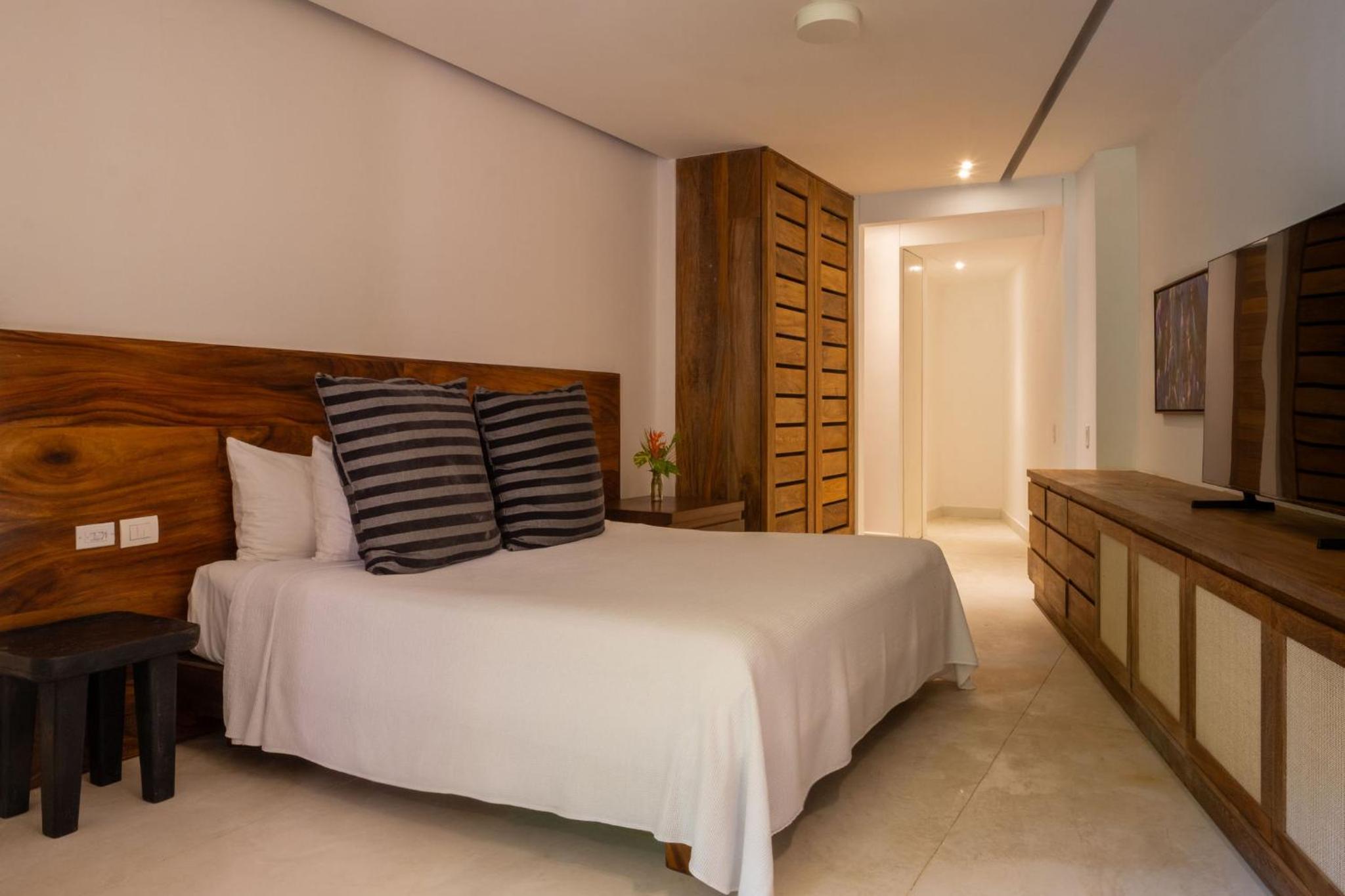 Three-Bedroom Apartment with Ocean View photo 2