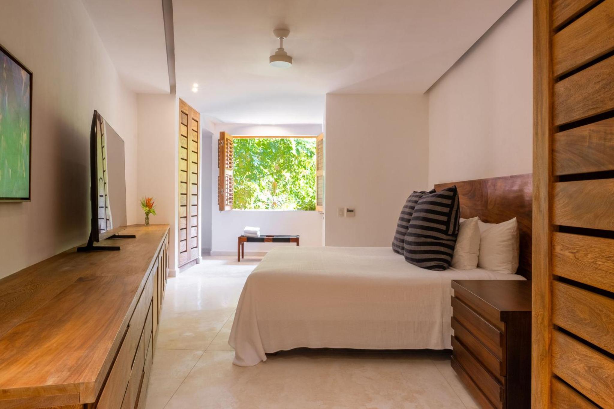 Three-Bedroom Apartment with Ocean View photo 3