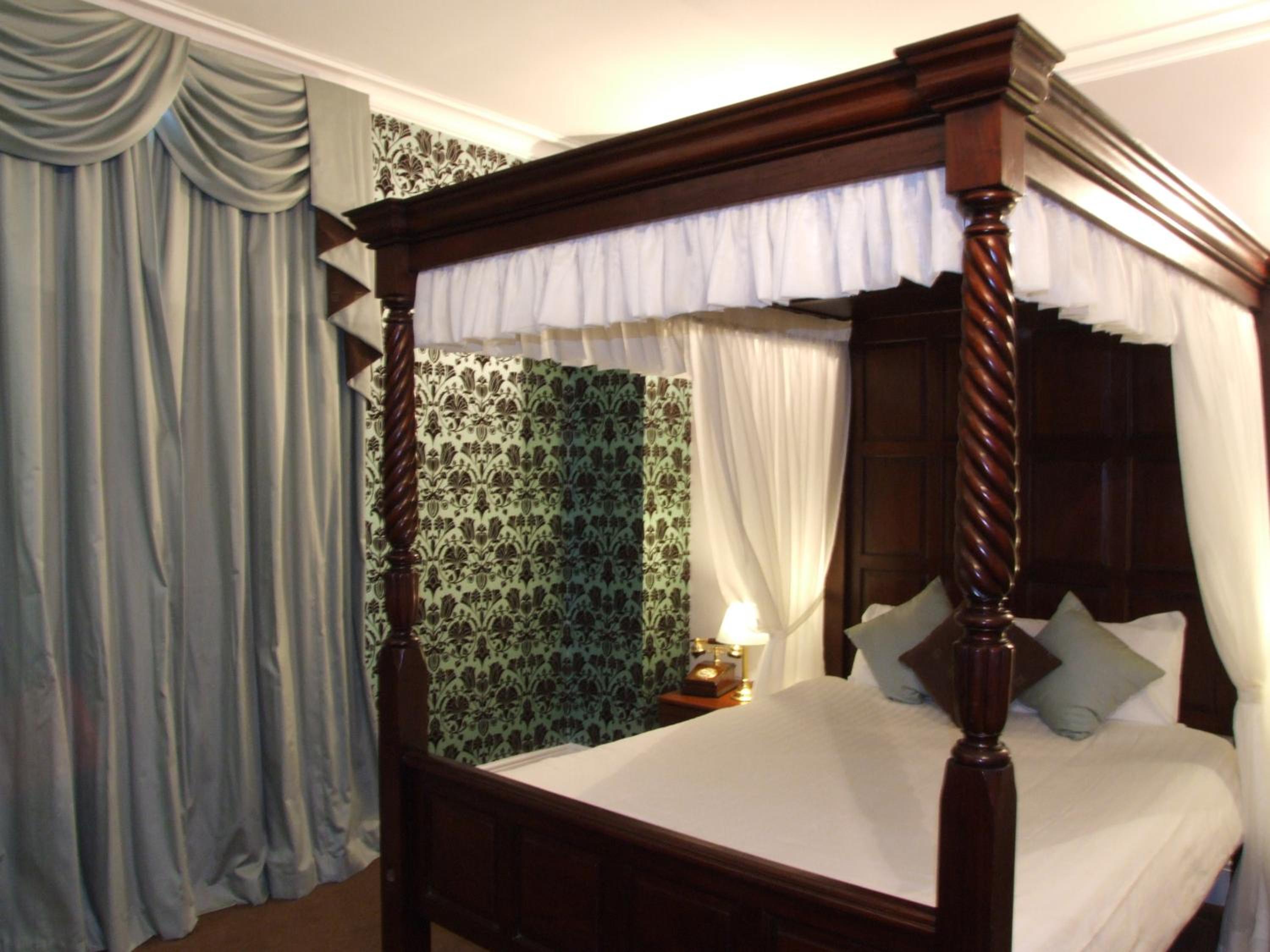 Executive Four-Poster Room