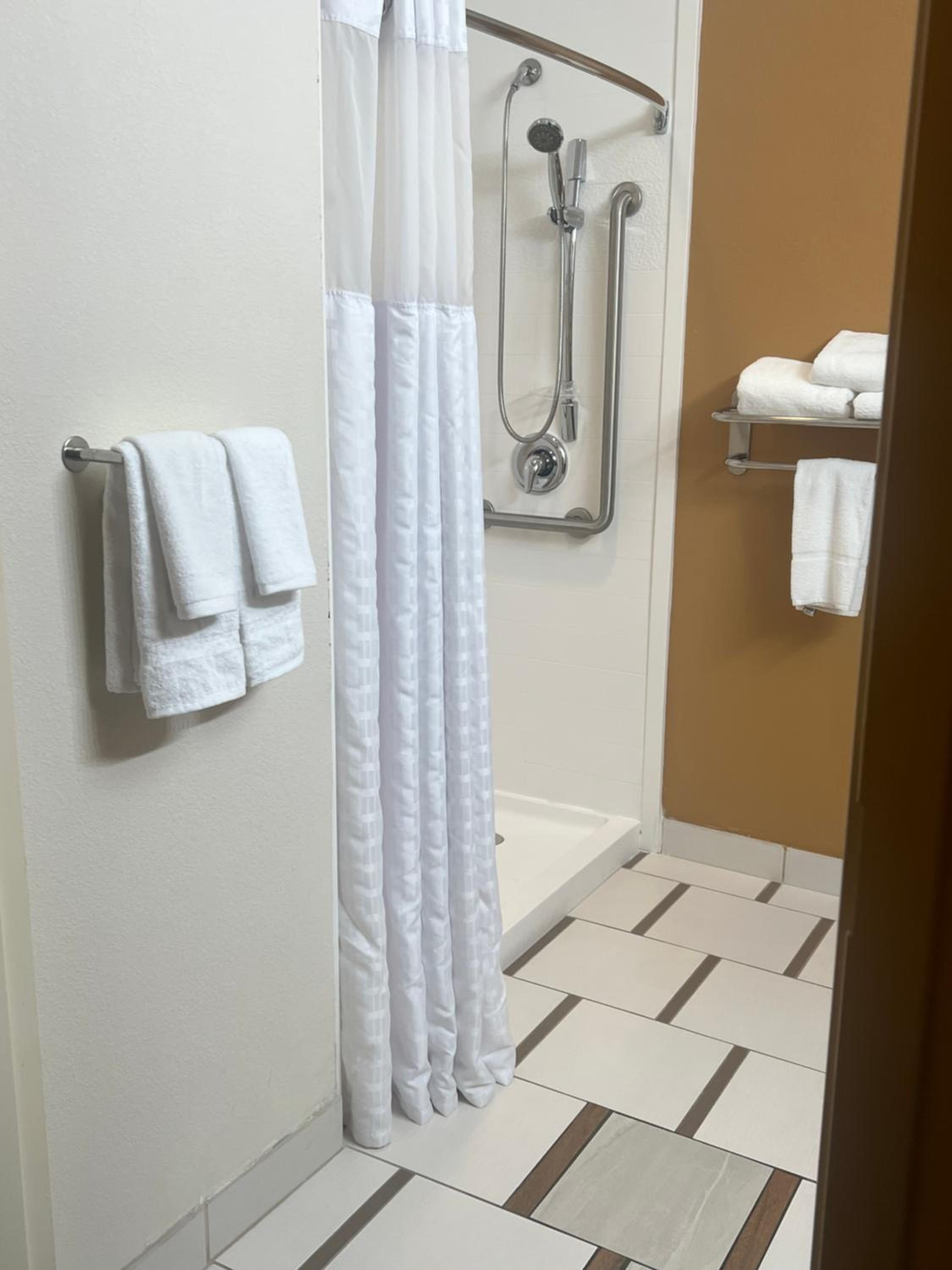 King Room with Transfer Shower - Mobility and Hearing Accessible - Photo 2