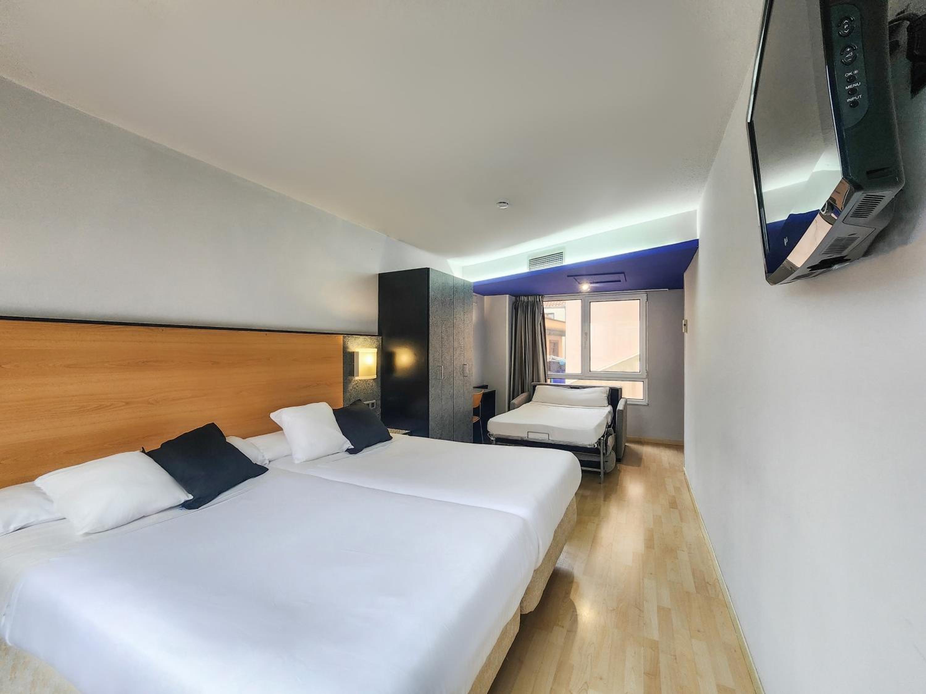 2 single beds with sofa - Photo 3