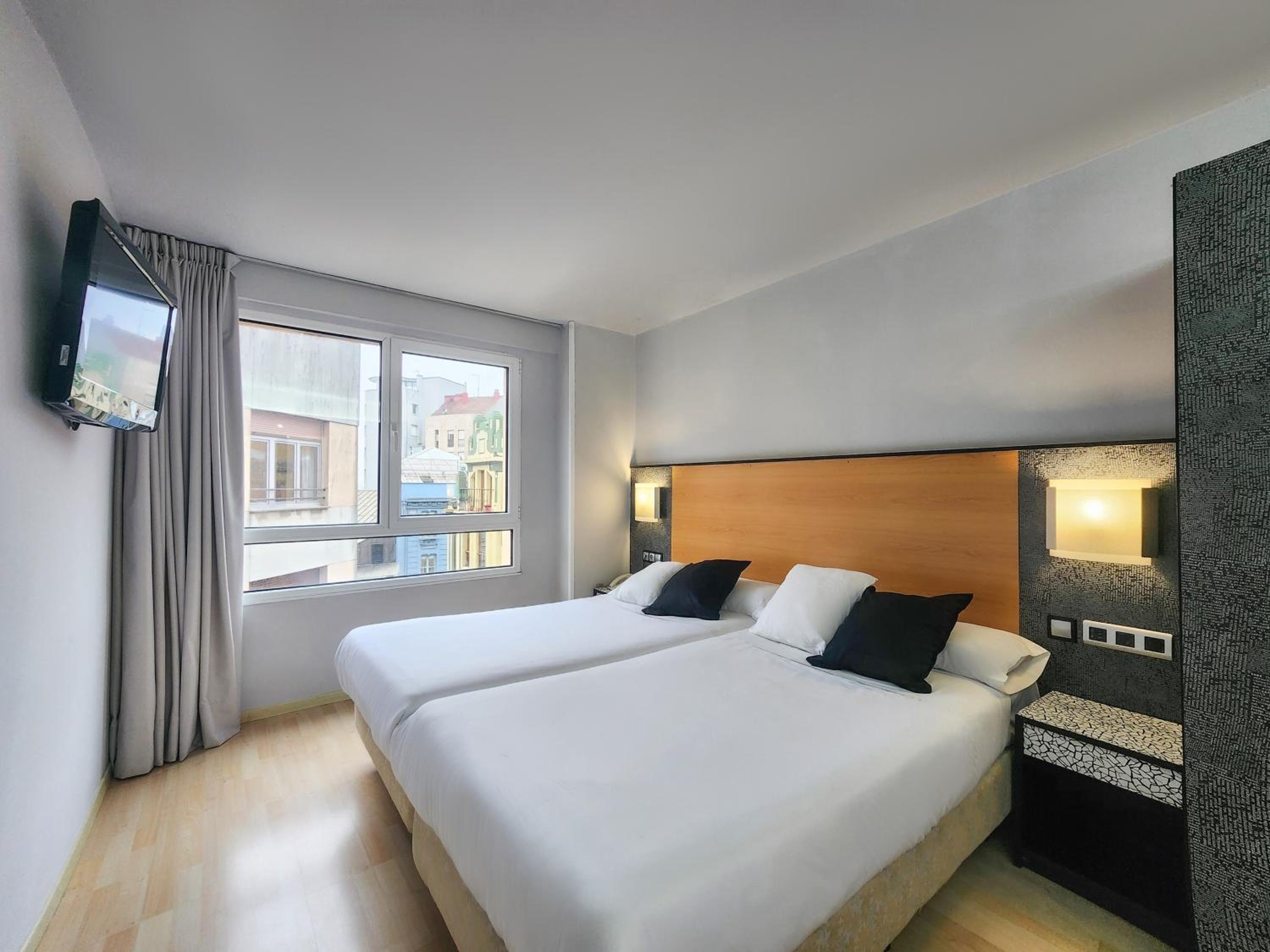 2 single beds with sofa - Photo 1