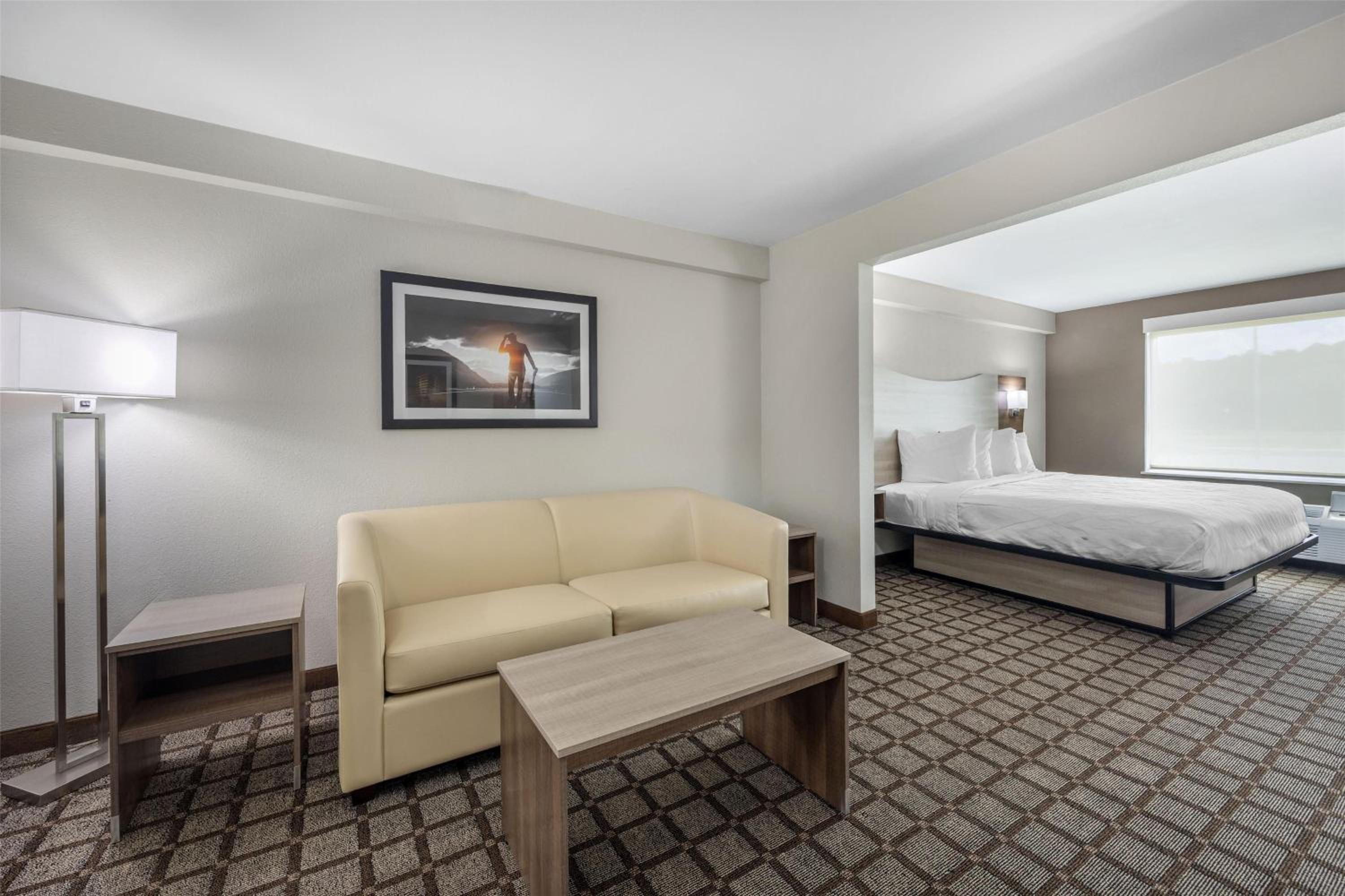 King Suite with Sofa Bed - Non-Smoking photo 3