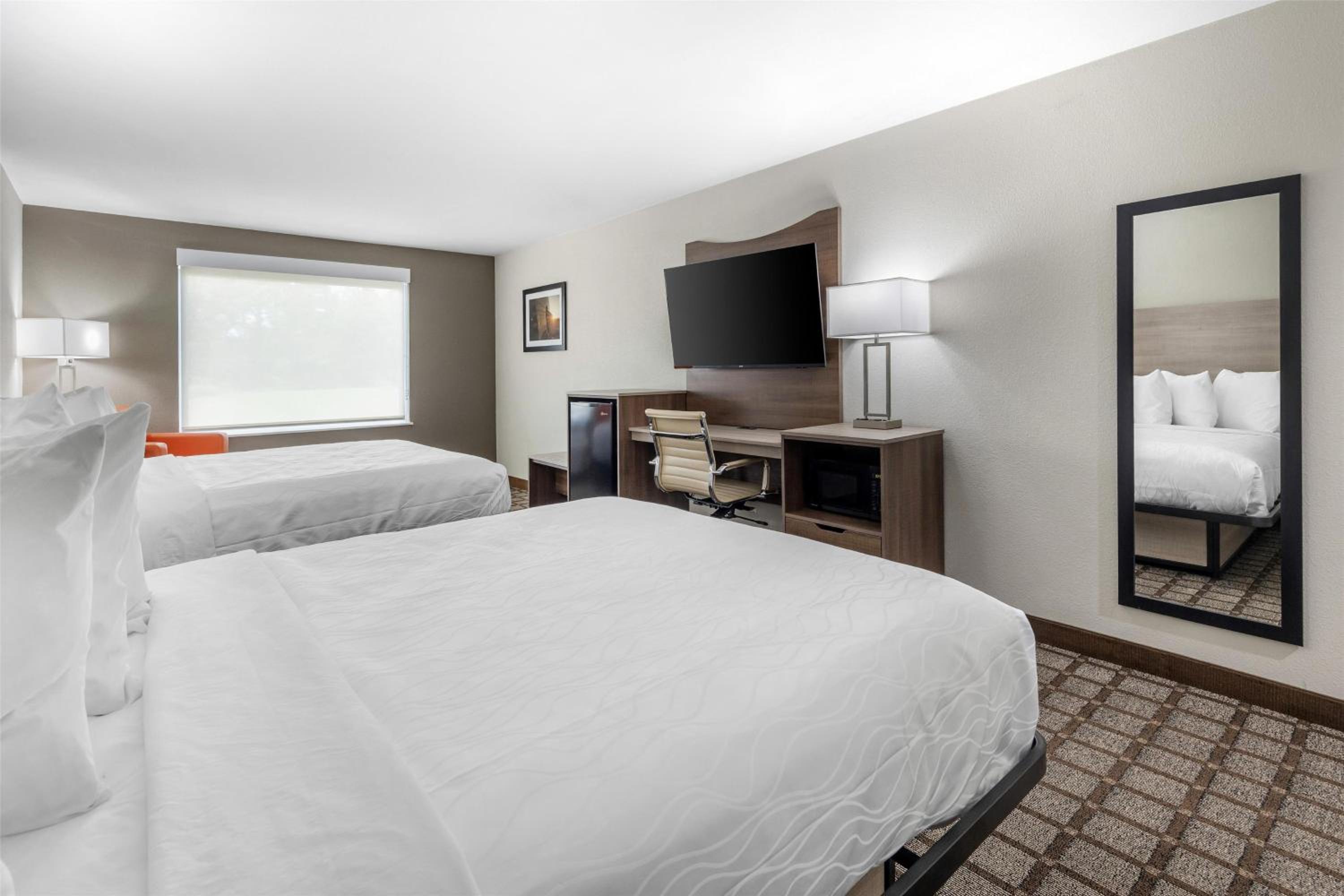 Queen Room with Two Queen Beds - Non-Smoking photo 2