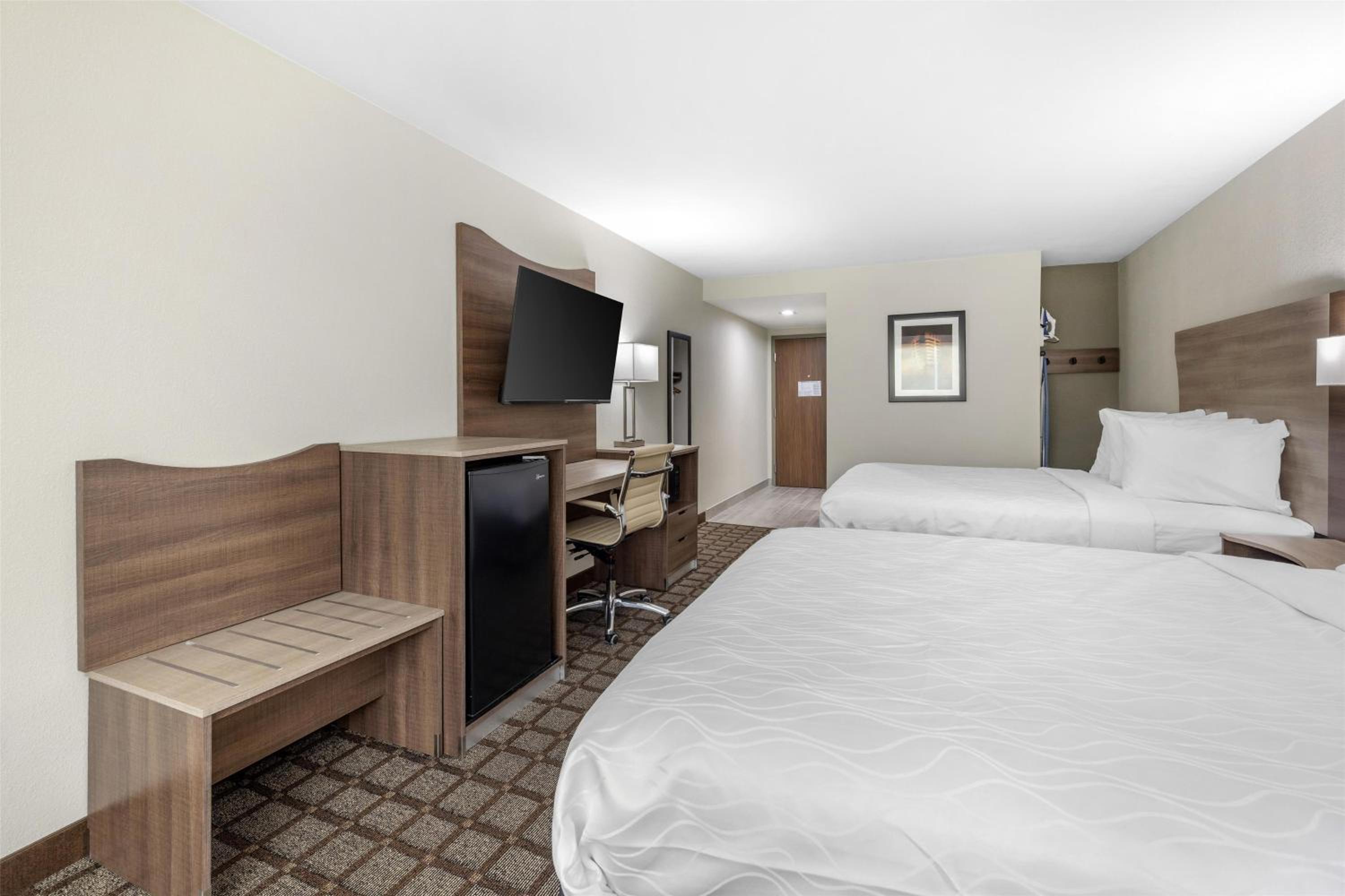 Queen Room with Two Queen Beds - Non-Smoking photo 3
