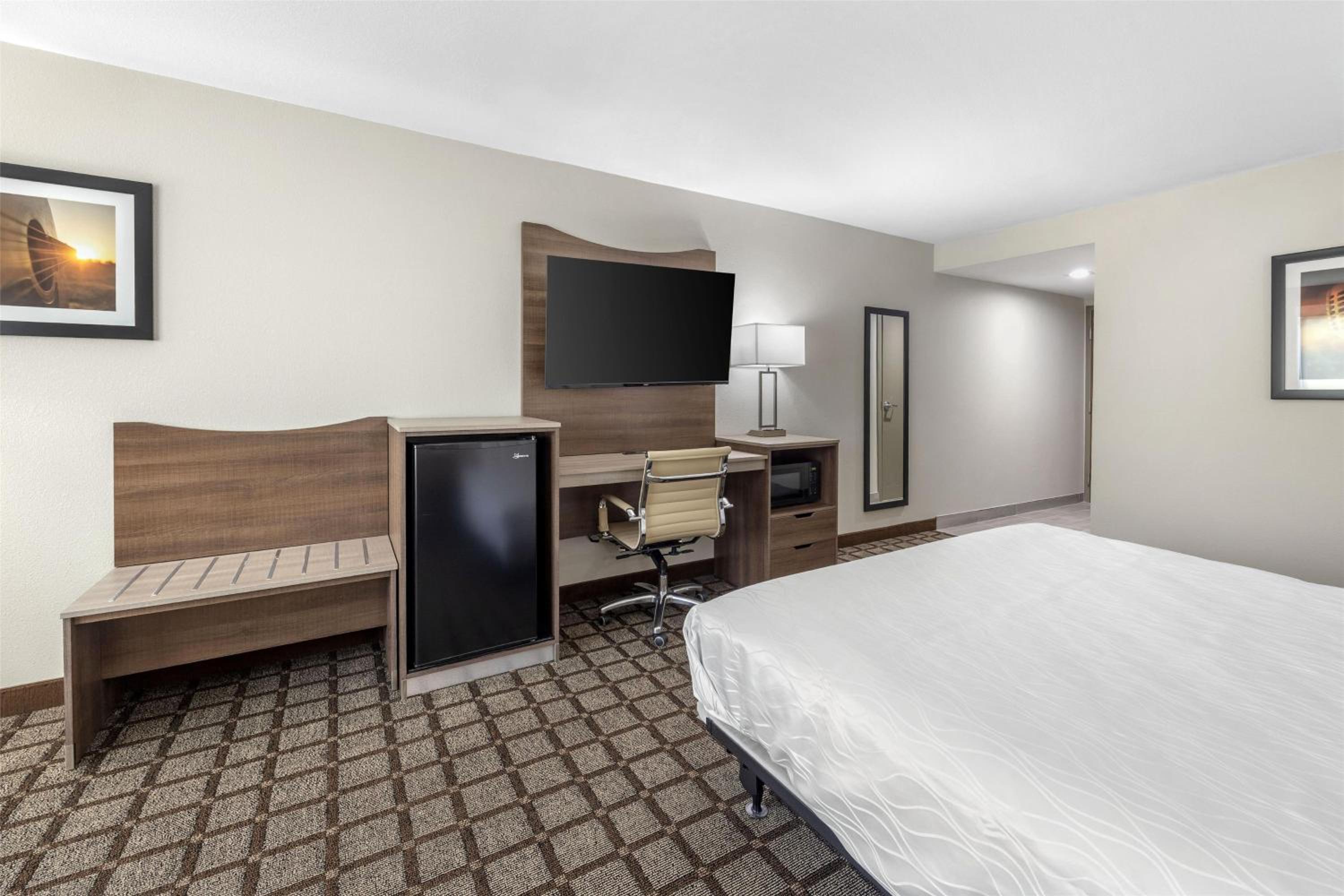 King Room with Roll-in Shower - Disability Access/Non-Smoking photo 1
