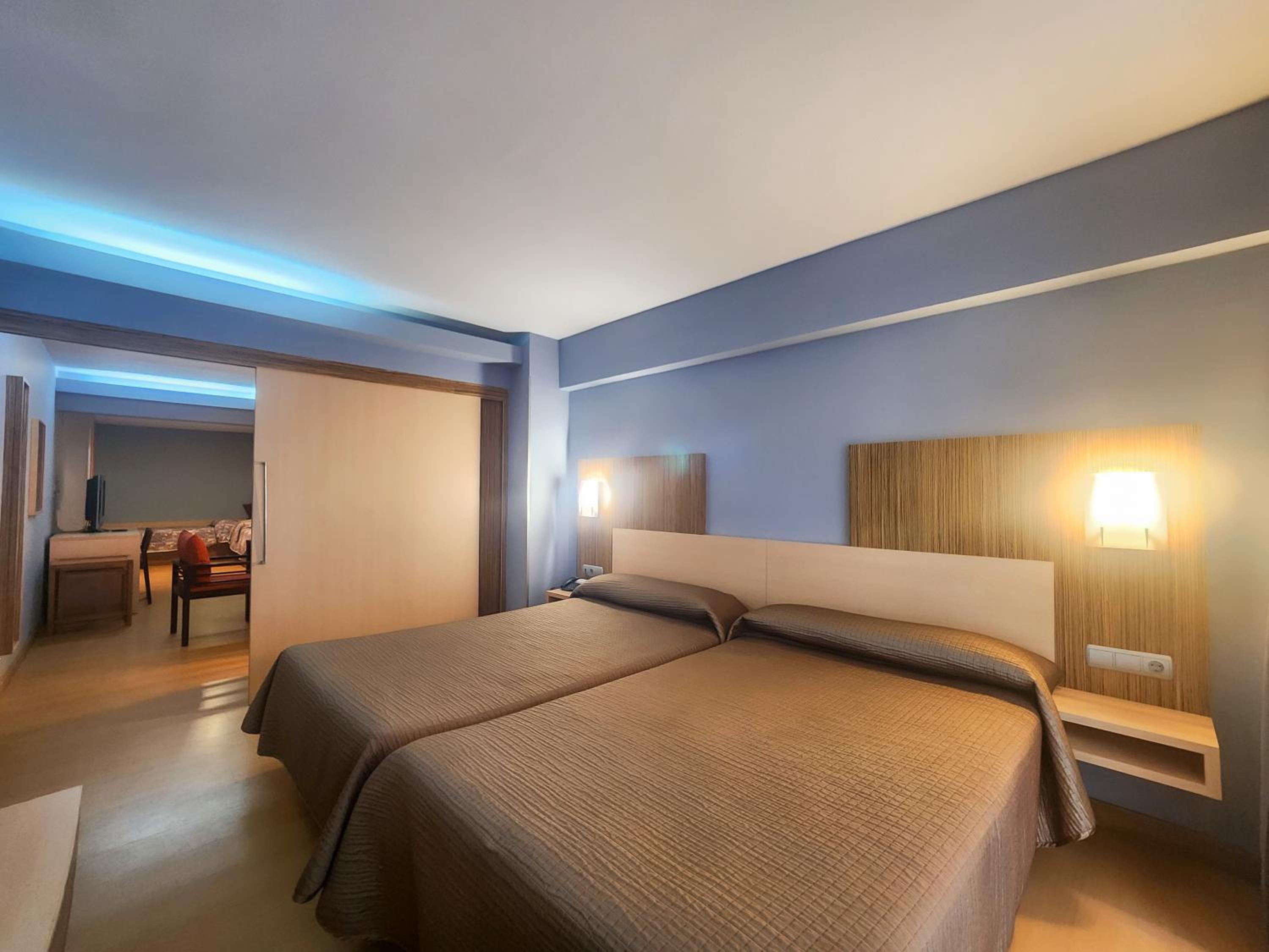 4 Single Beds, Suite - Photo 3
