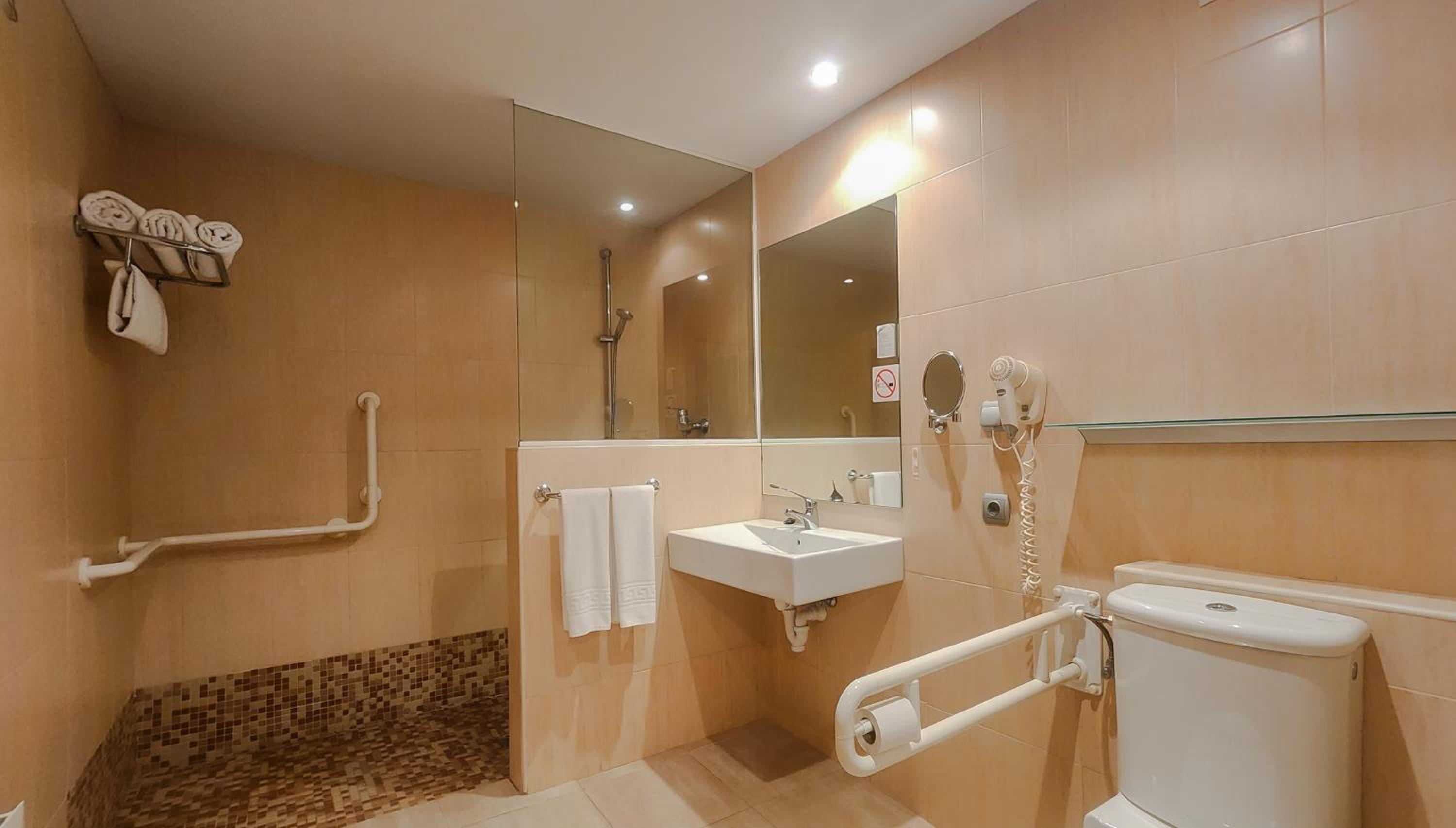 4 Single Beds, Suite - Photo 4