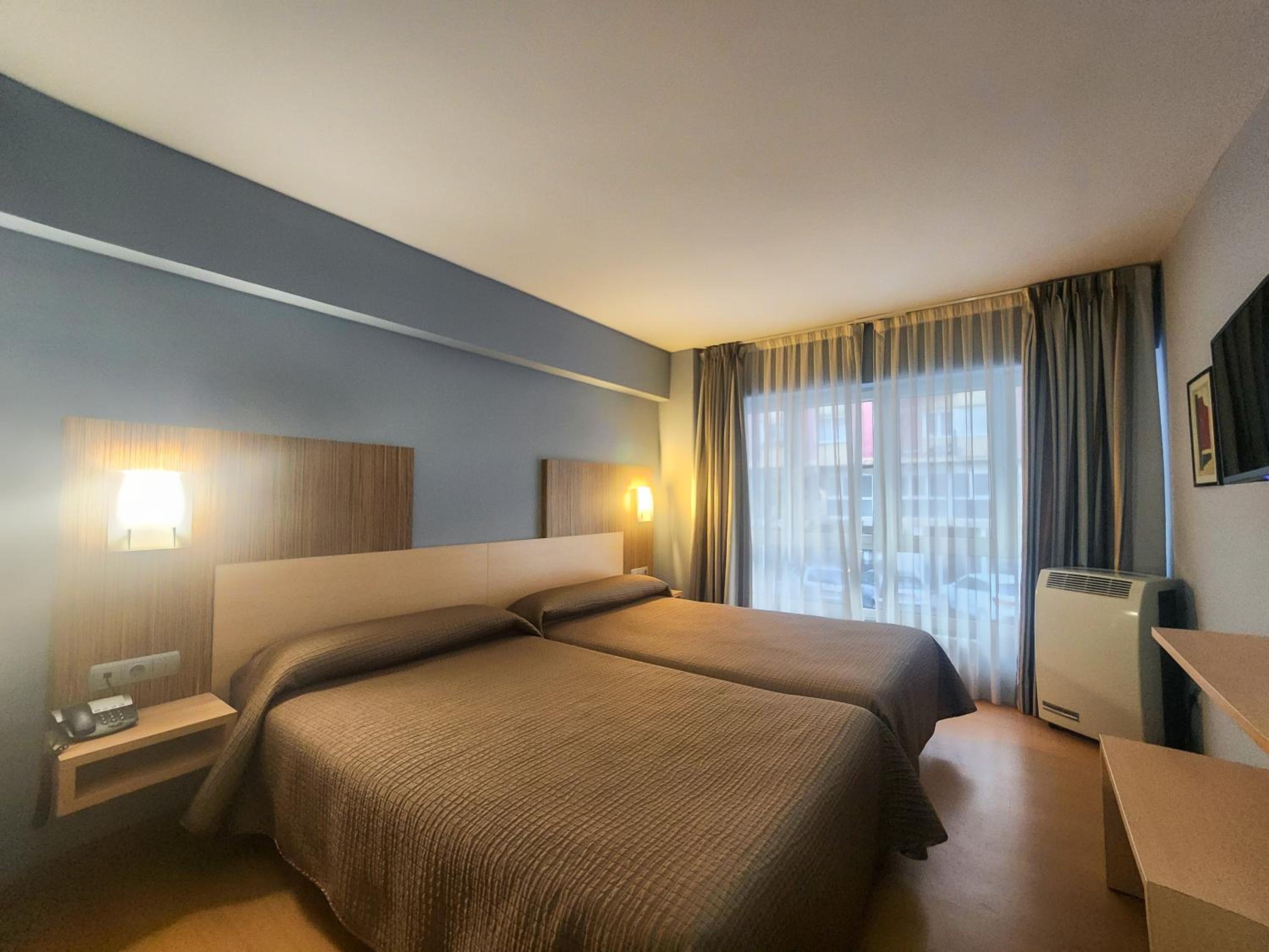 4 Single Beds, Suite - Photo 1