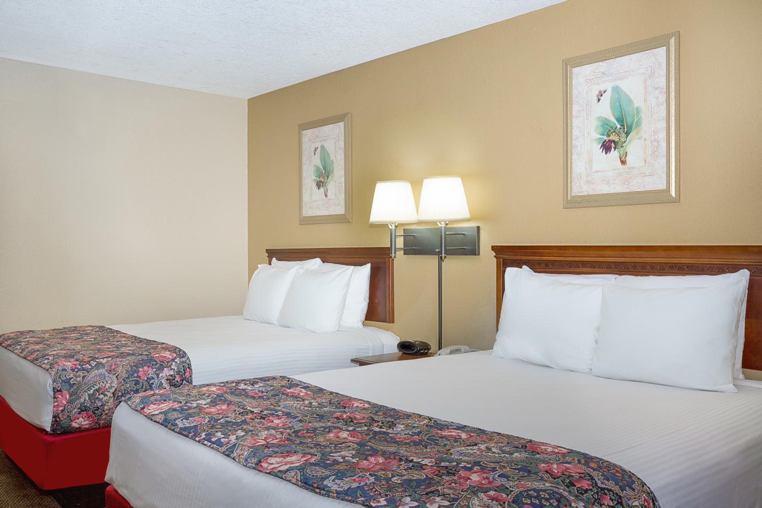 Queen Room With Two Queen Beds - Non-Smoking - Photo 2