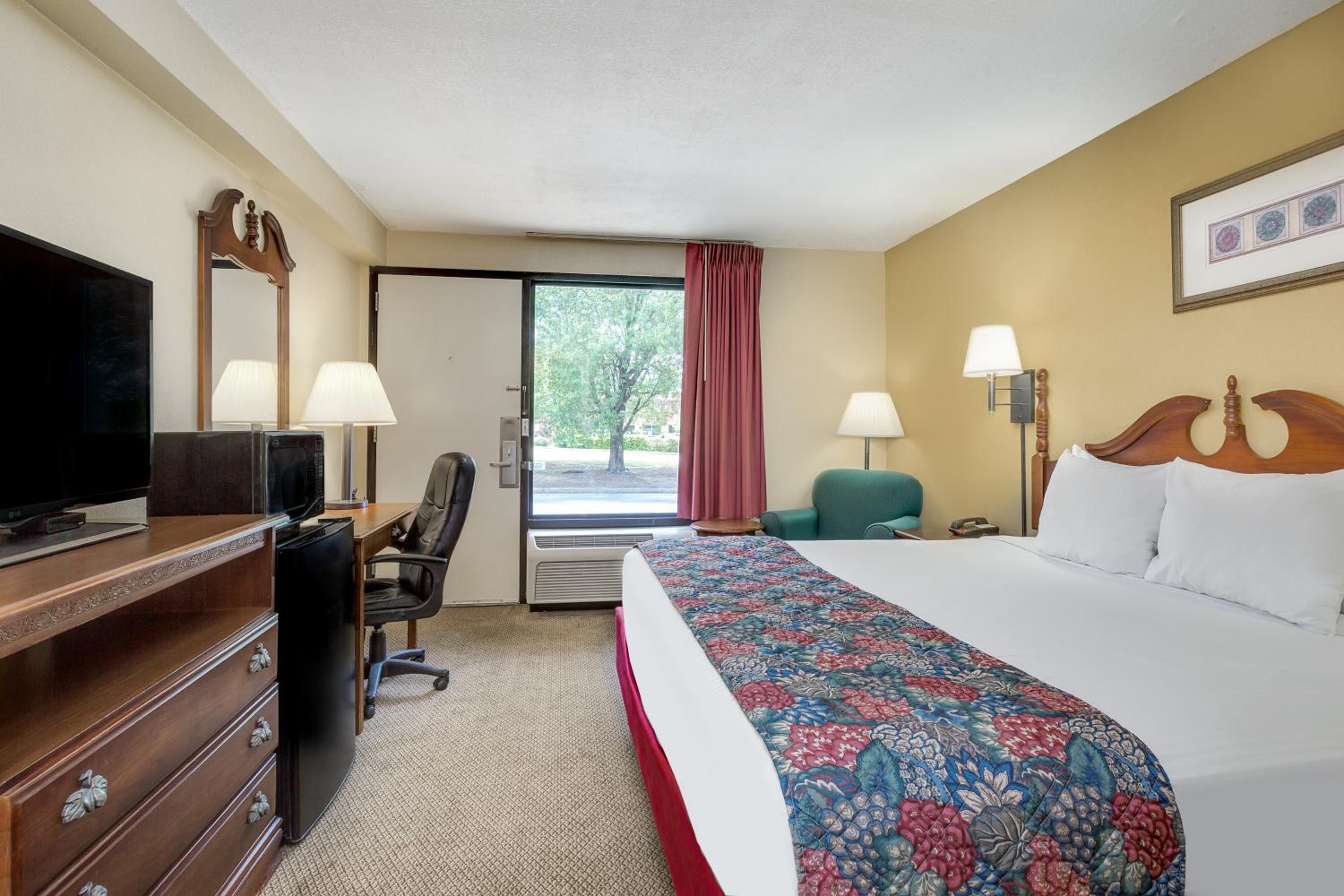 King Room - Non-Smoking - Photo 1