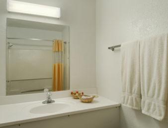 Queen Room with Two Queen Beds - Non-Smoking - Photo 2