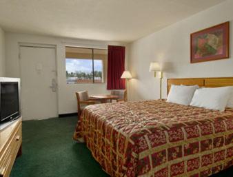 King Room - Non-Smoking - Photo 3