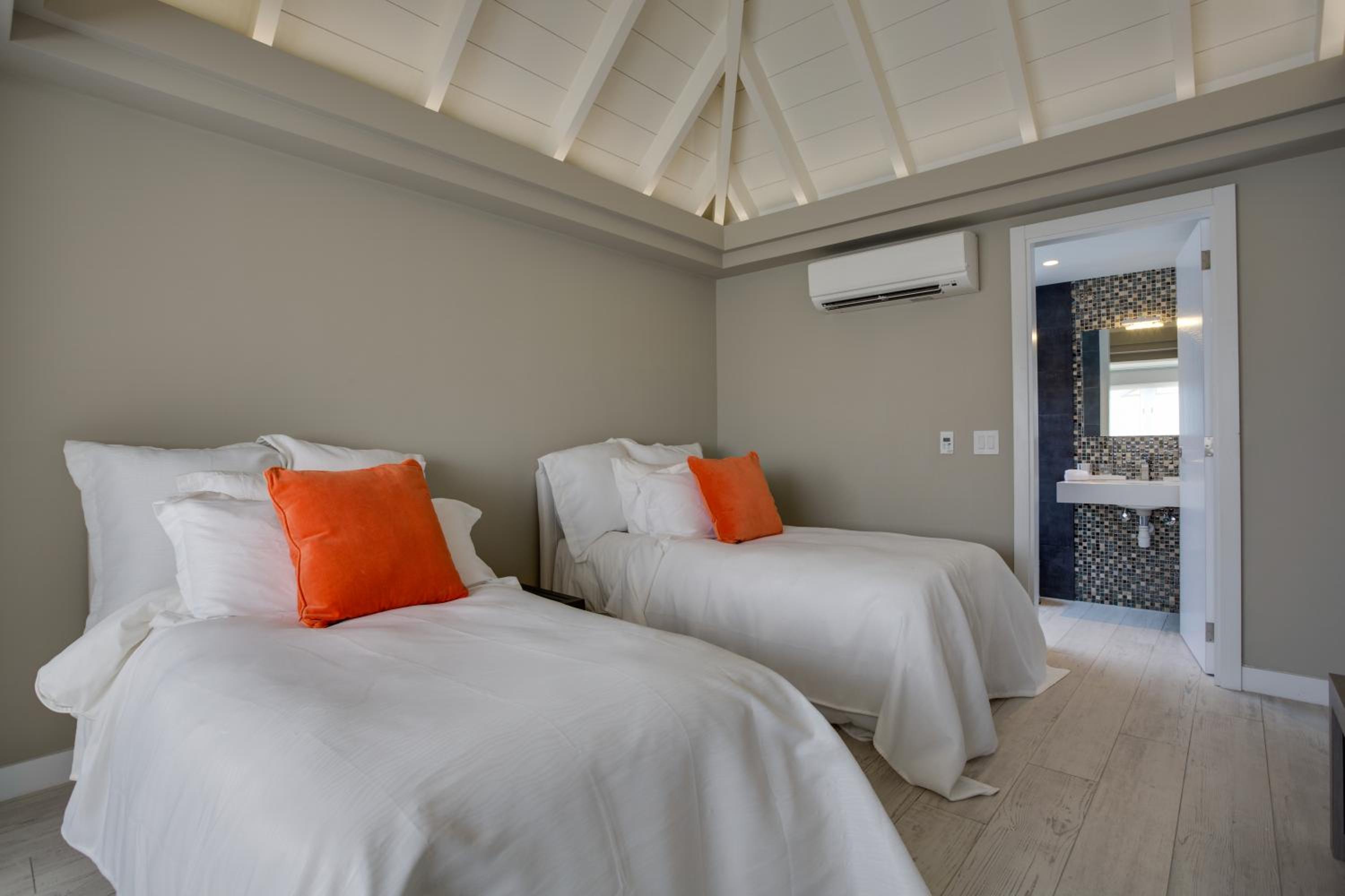 Mini Master Pool View with One King Bed