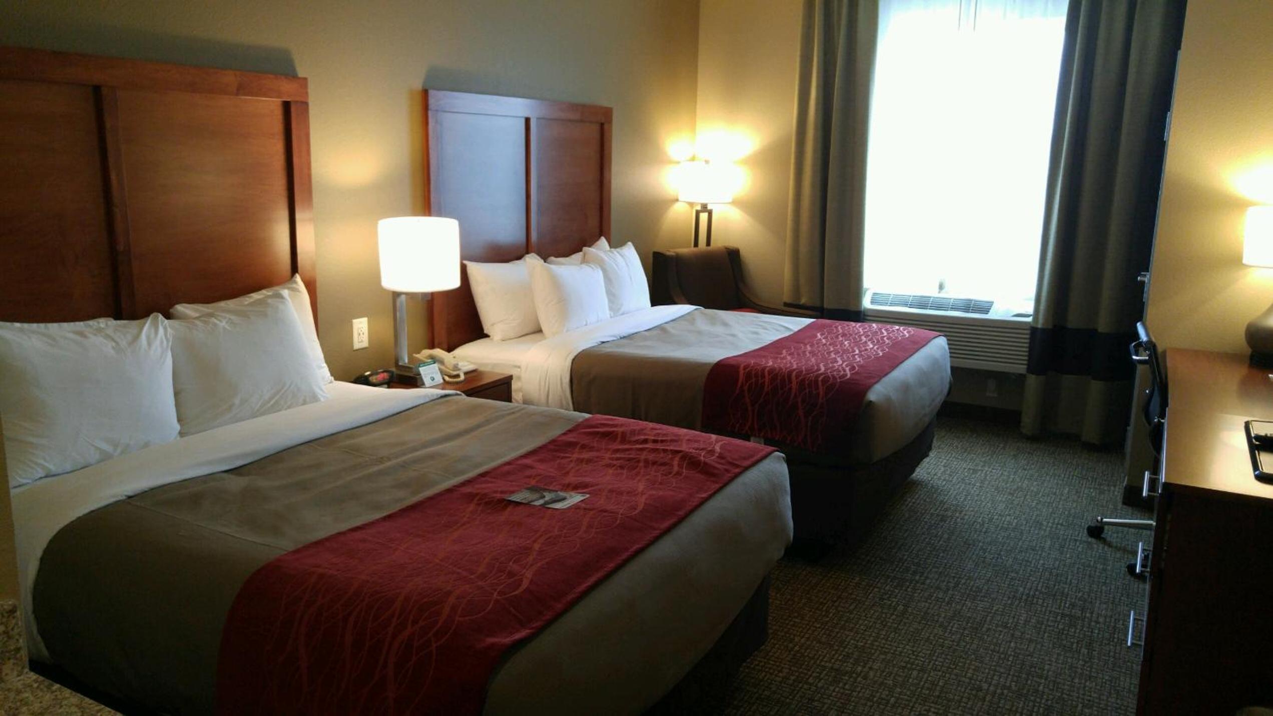 Standard Queen Room with Two Queen Beds - Non-Smoking photo 2