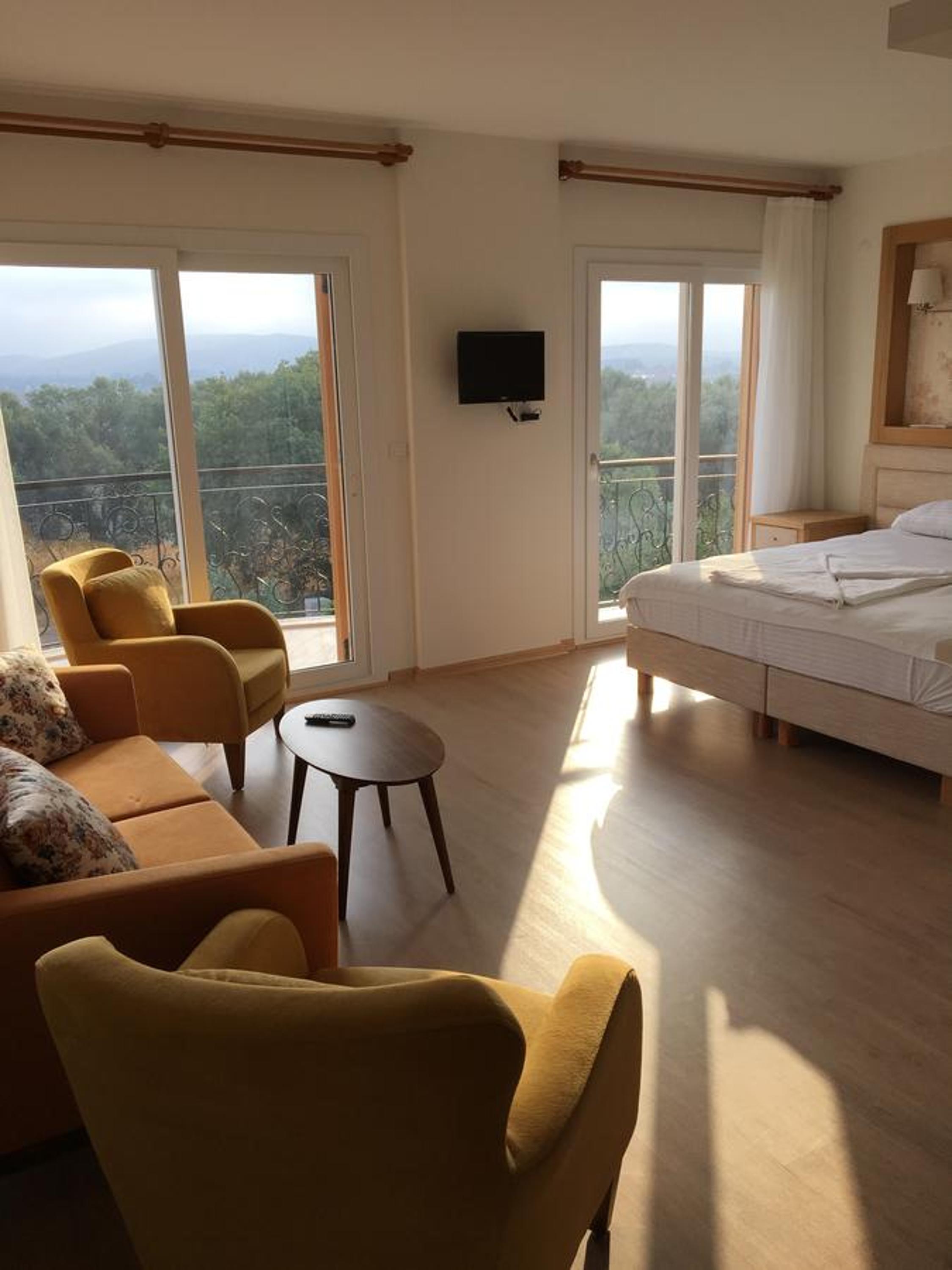 Deluxe Double Room with Balcony and Sea View - Photo 13