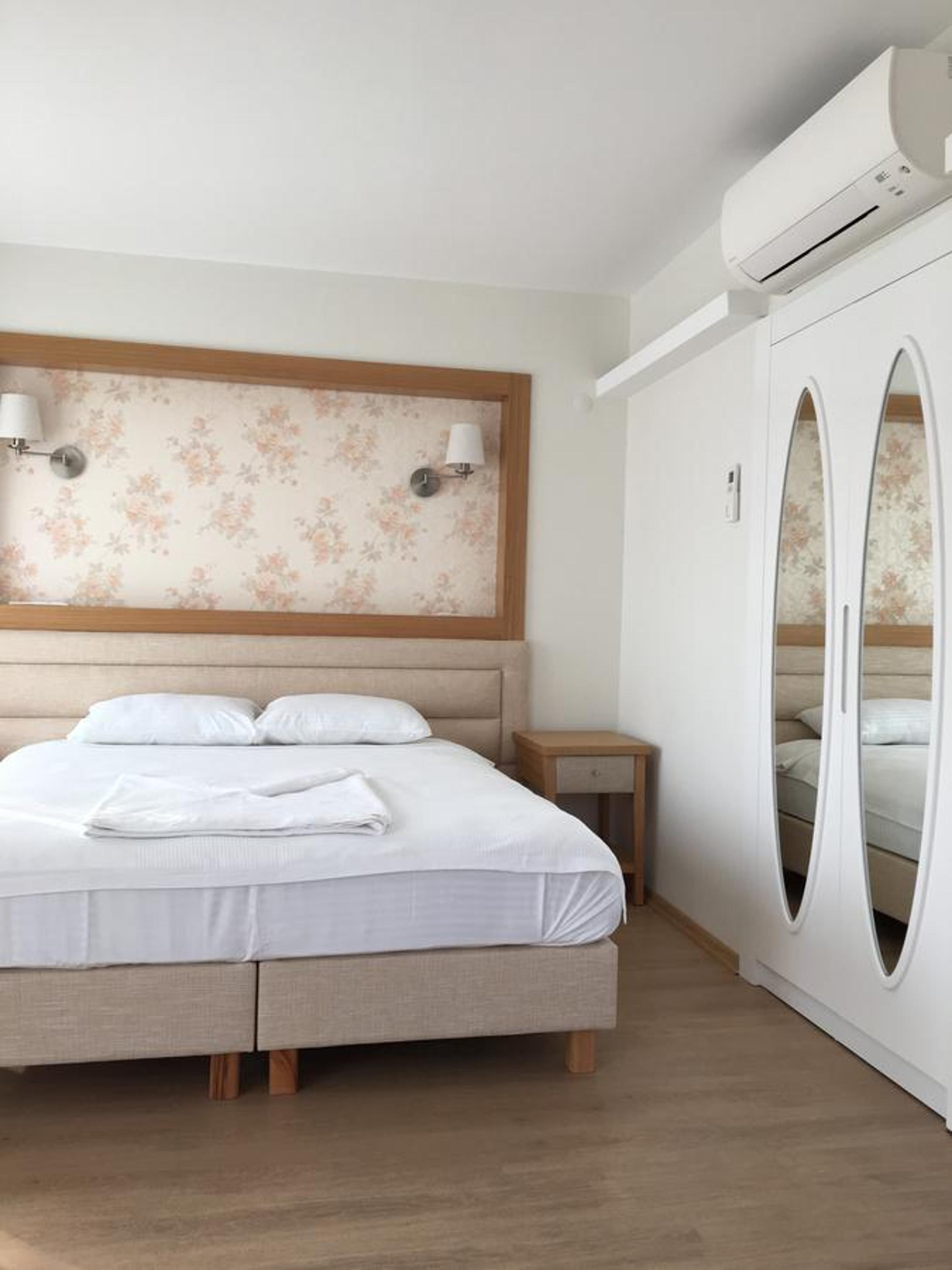 Deluxe Double Room with Balcony and Sea View - Photo 14