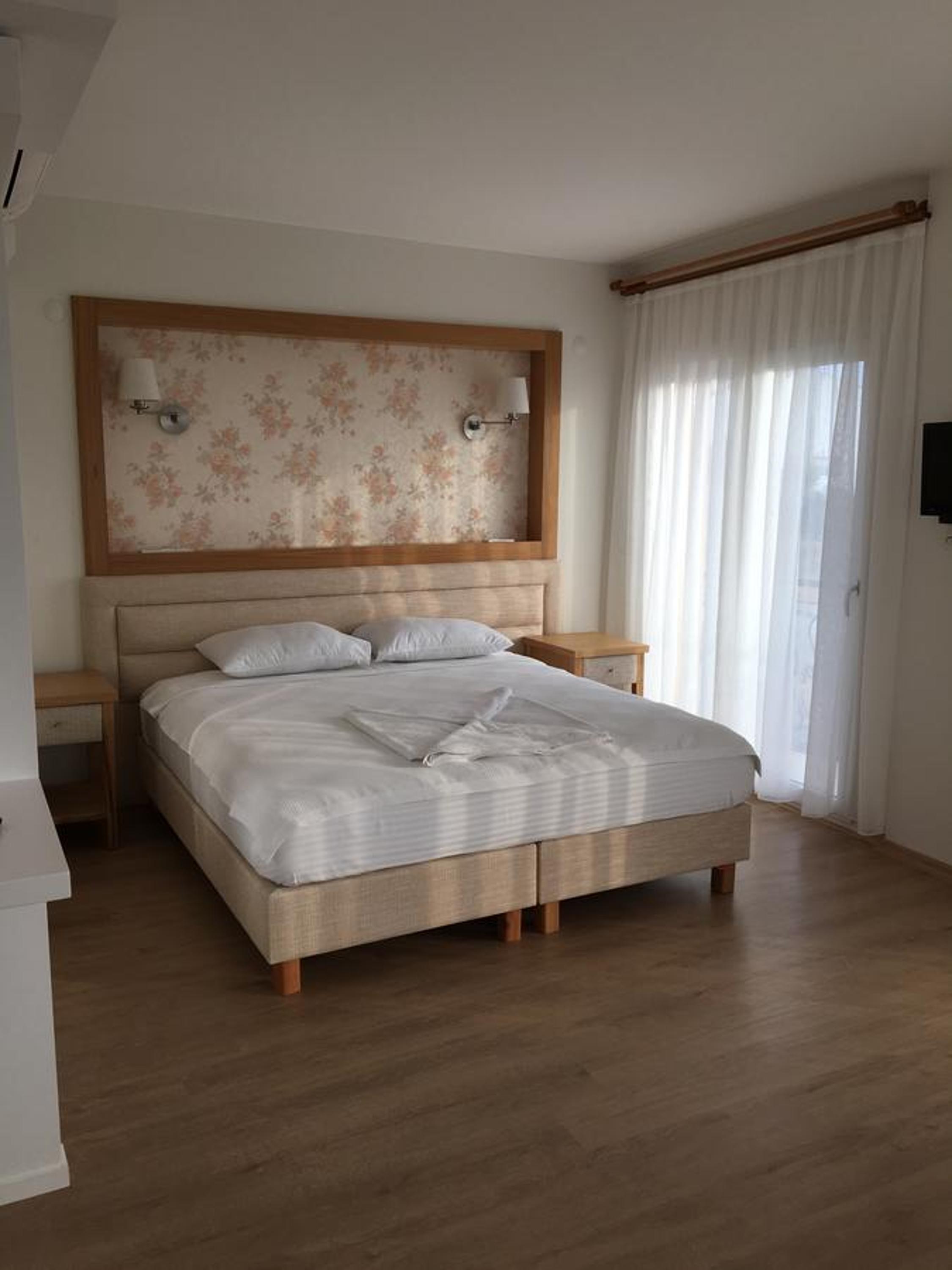 Deluxe Double Room with Balcony and Sea View - Photo 9