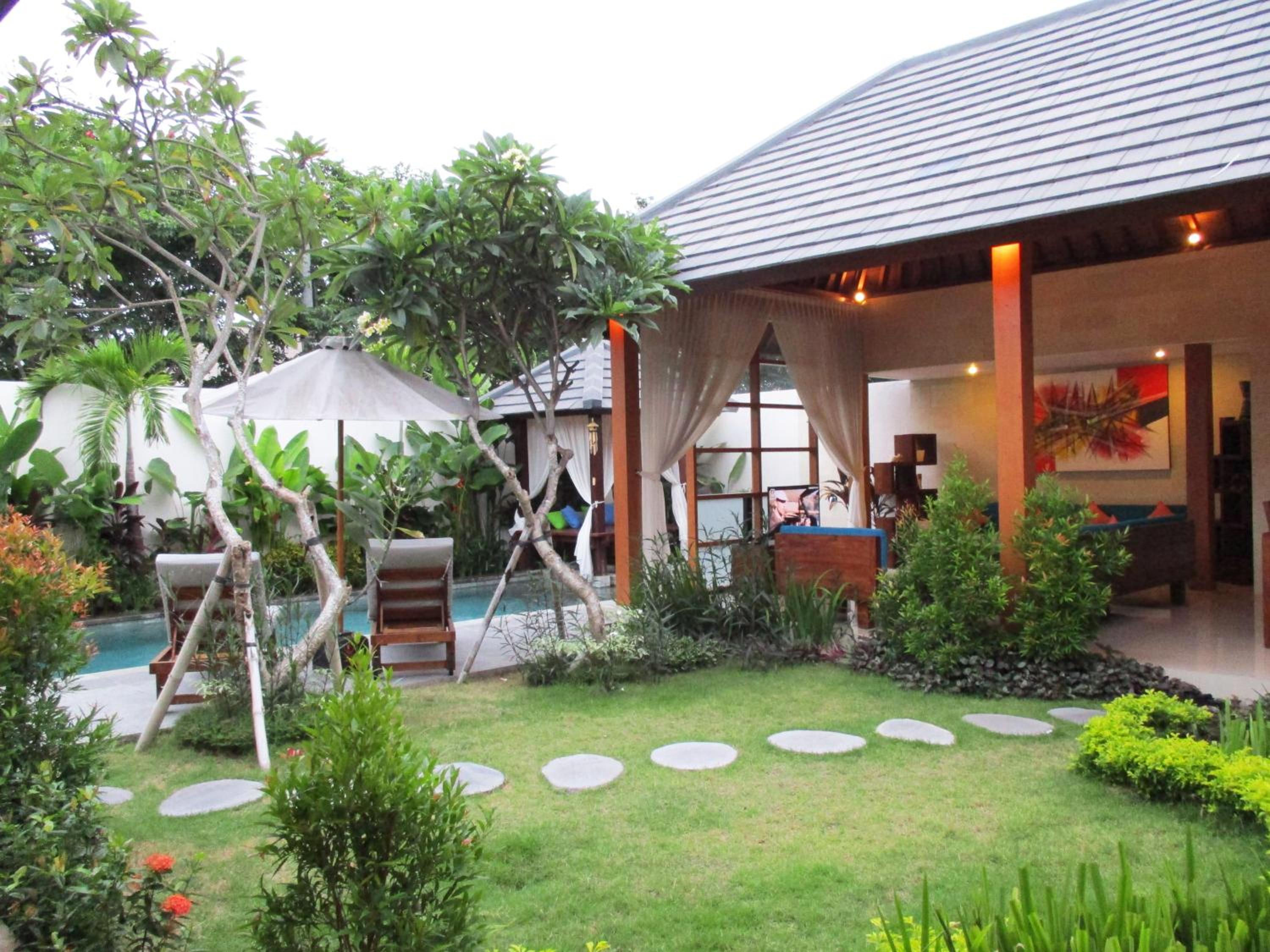 Three-Bedroom Villa with Private Pool and Garden - Photo 10