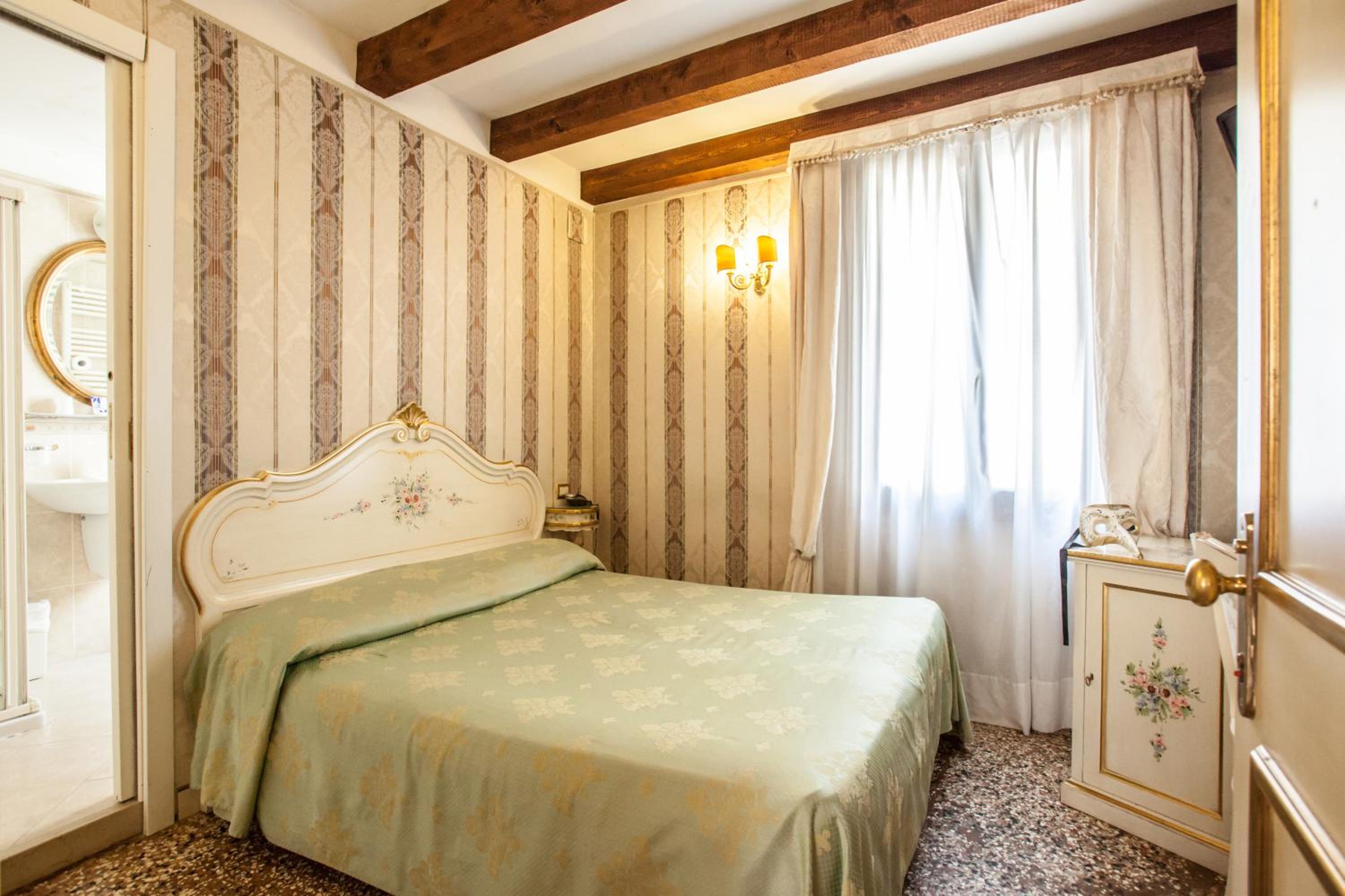 Small Double Room photo 1
