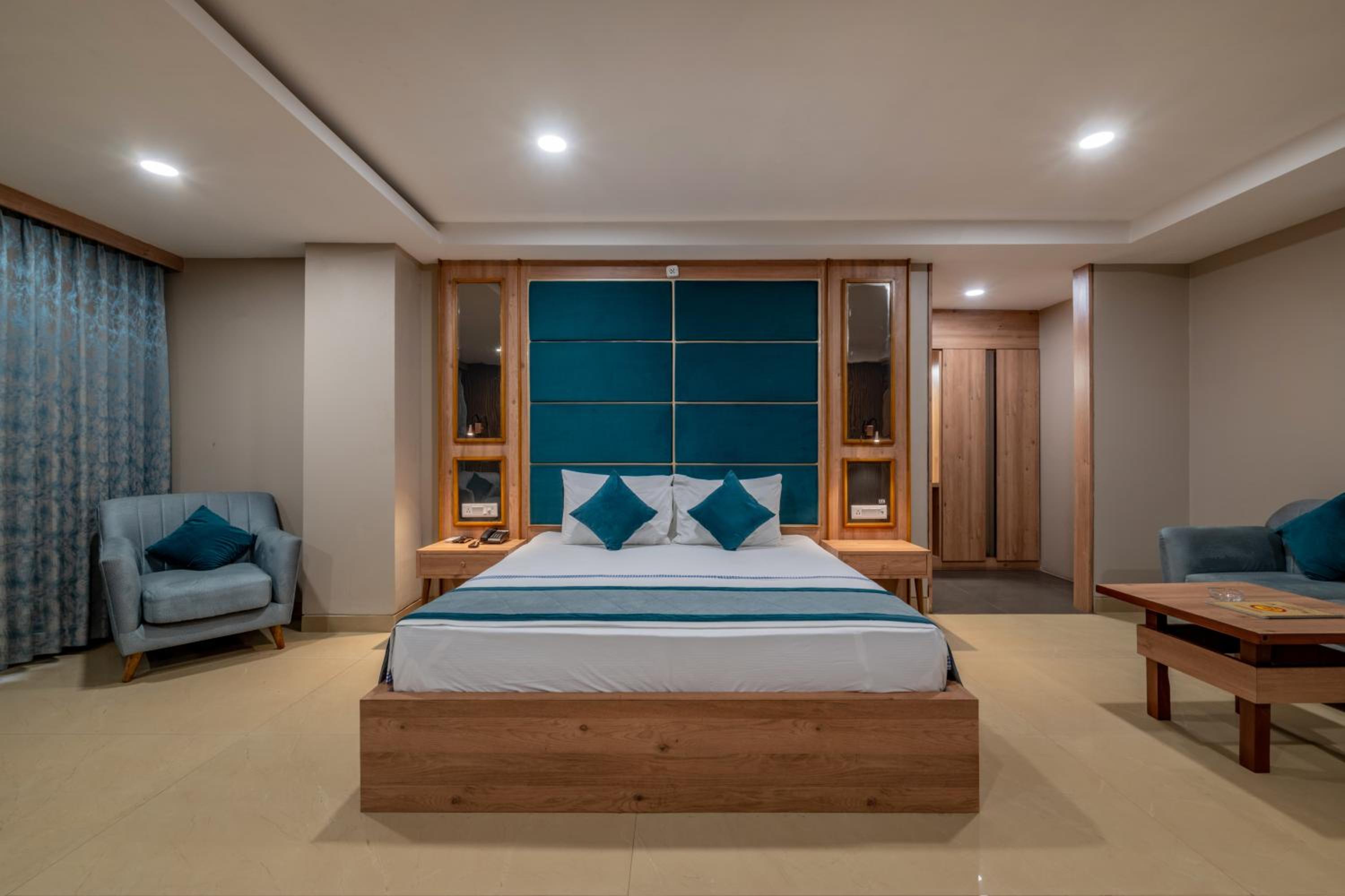 King Suite with Balcony photo 2