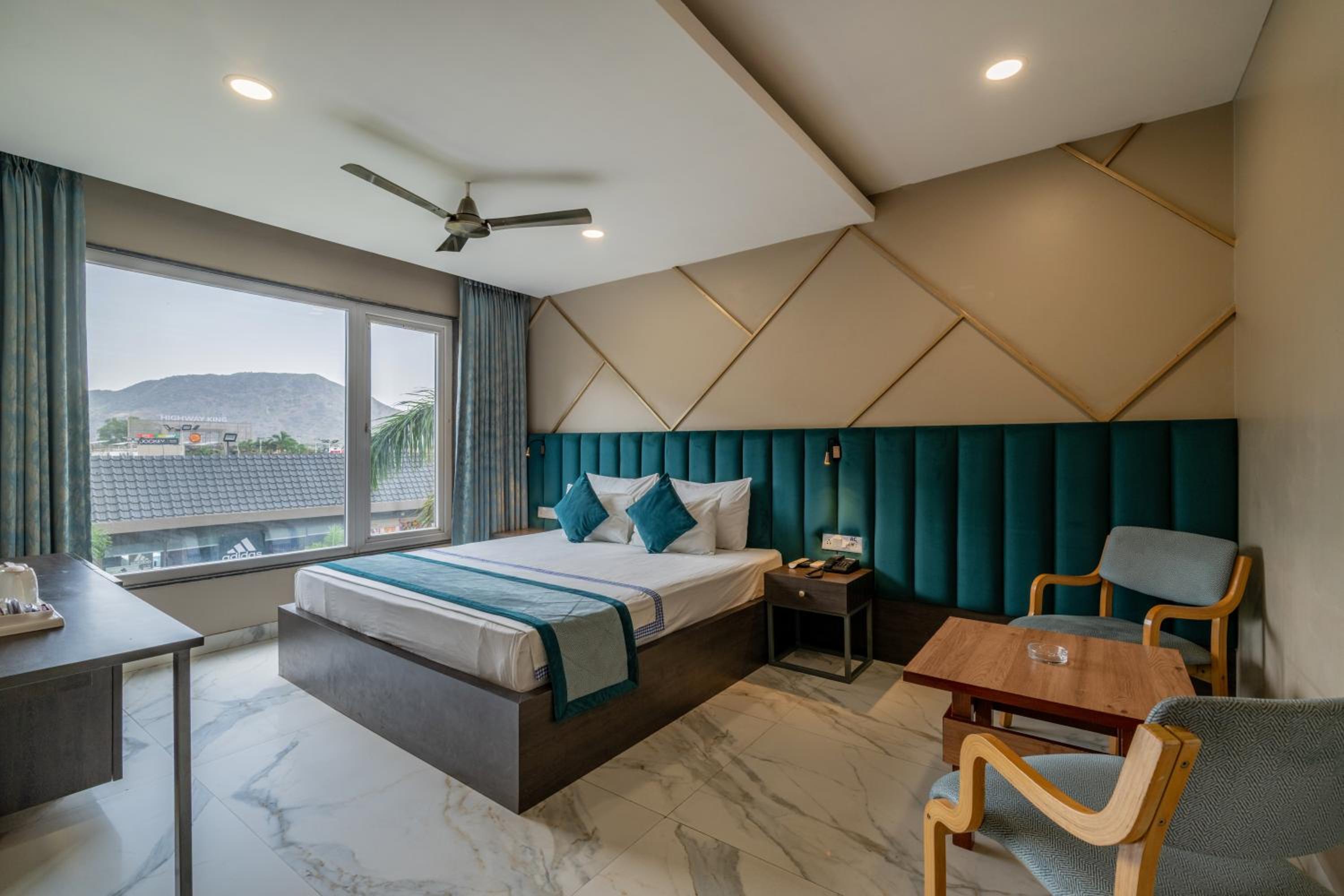 Deluxe King Room