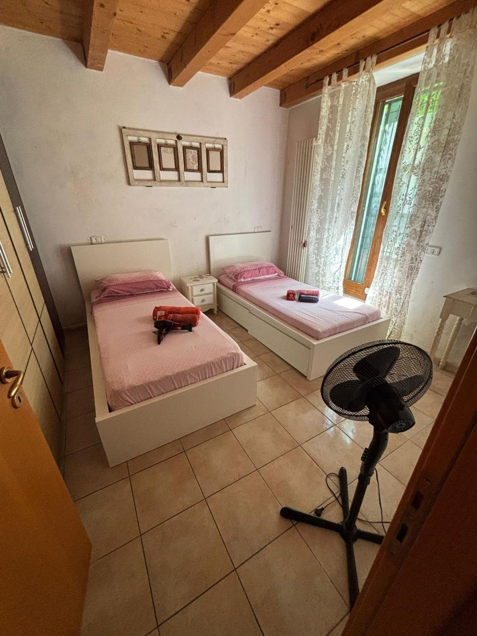Twin Room with Shared Toilet photo 2