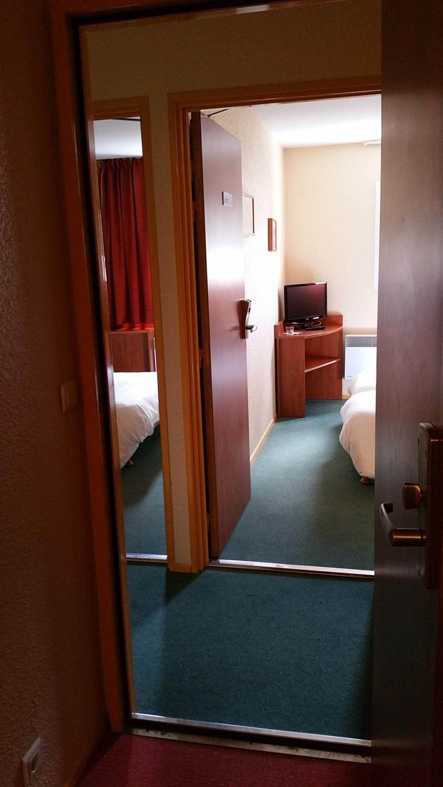 Two Connecting Rooms (1 double and 1 twin)  - Photo 4