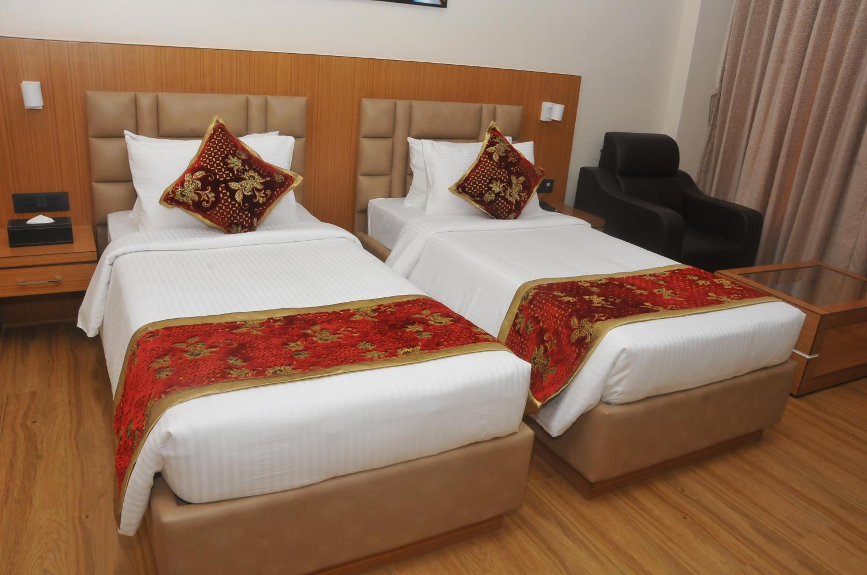 Deluxe Double Room (2 Adults + 1 Child) - Photo 2