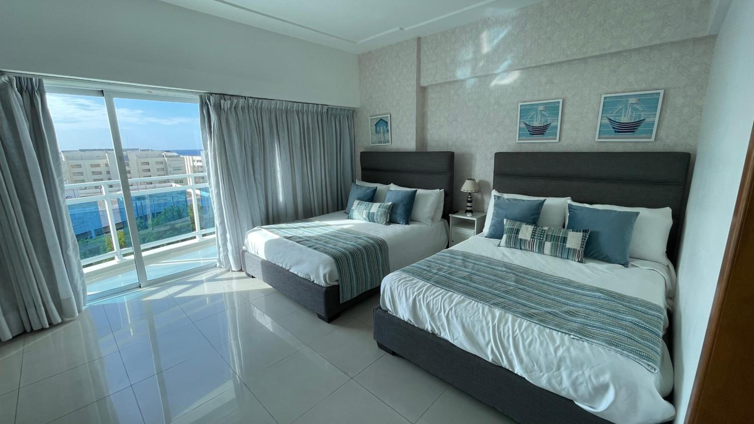 One-Bedroom Apartment with Balcony and Sea View photo 2