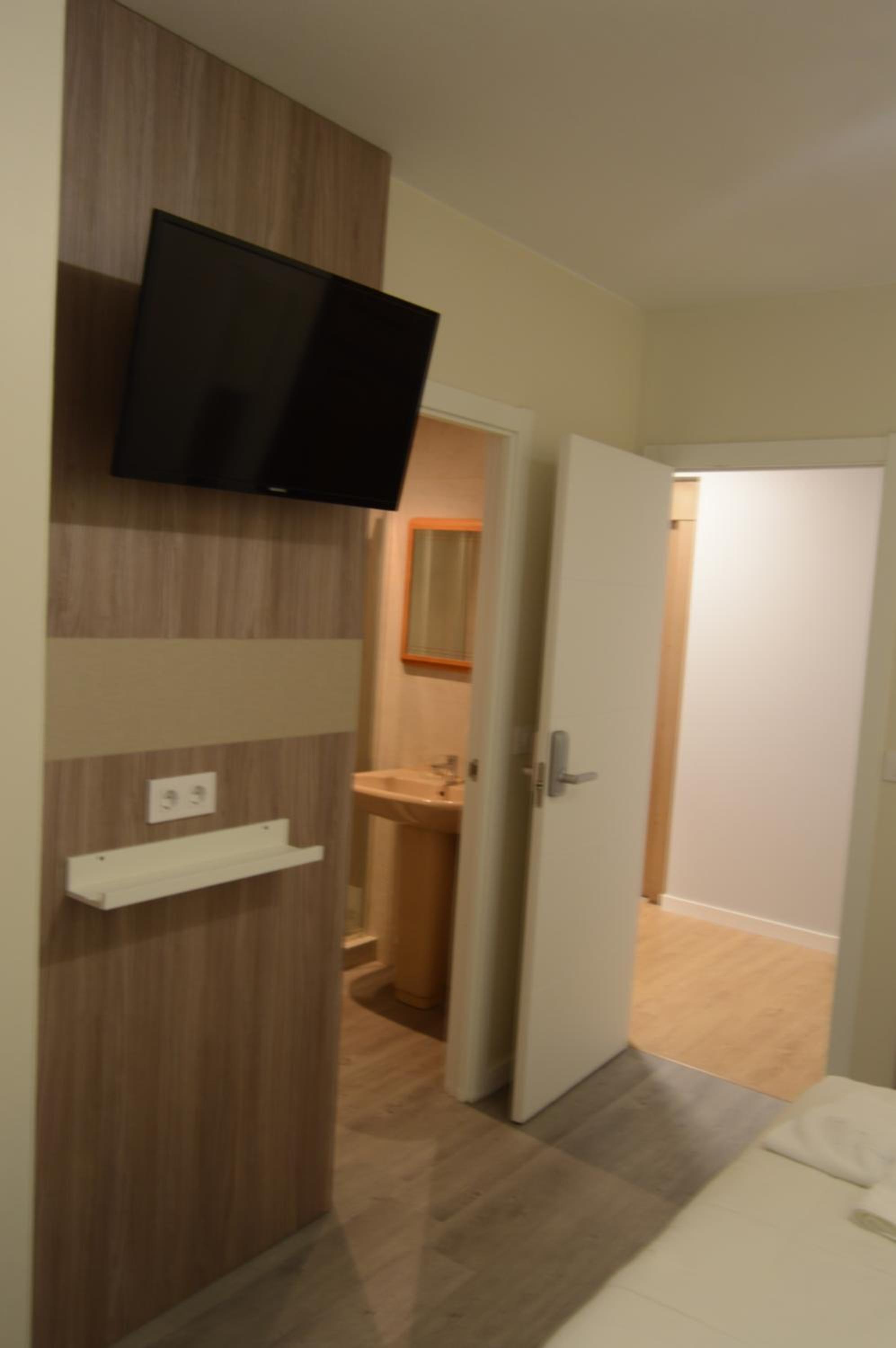 Twin Room - Photo 4