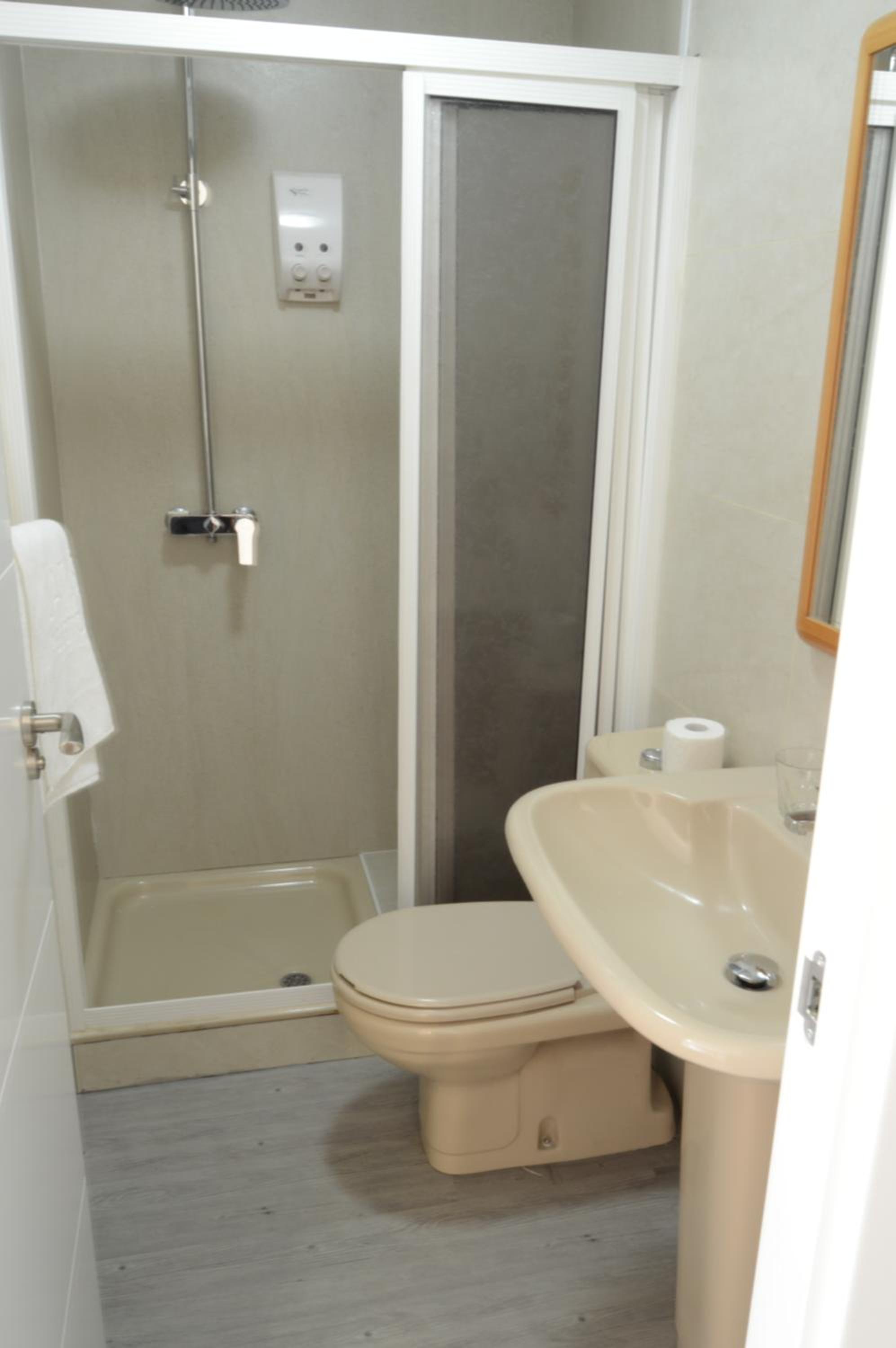 Twin Room - Photo 2