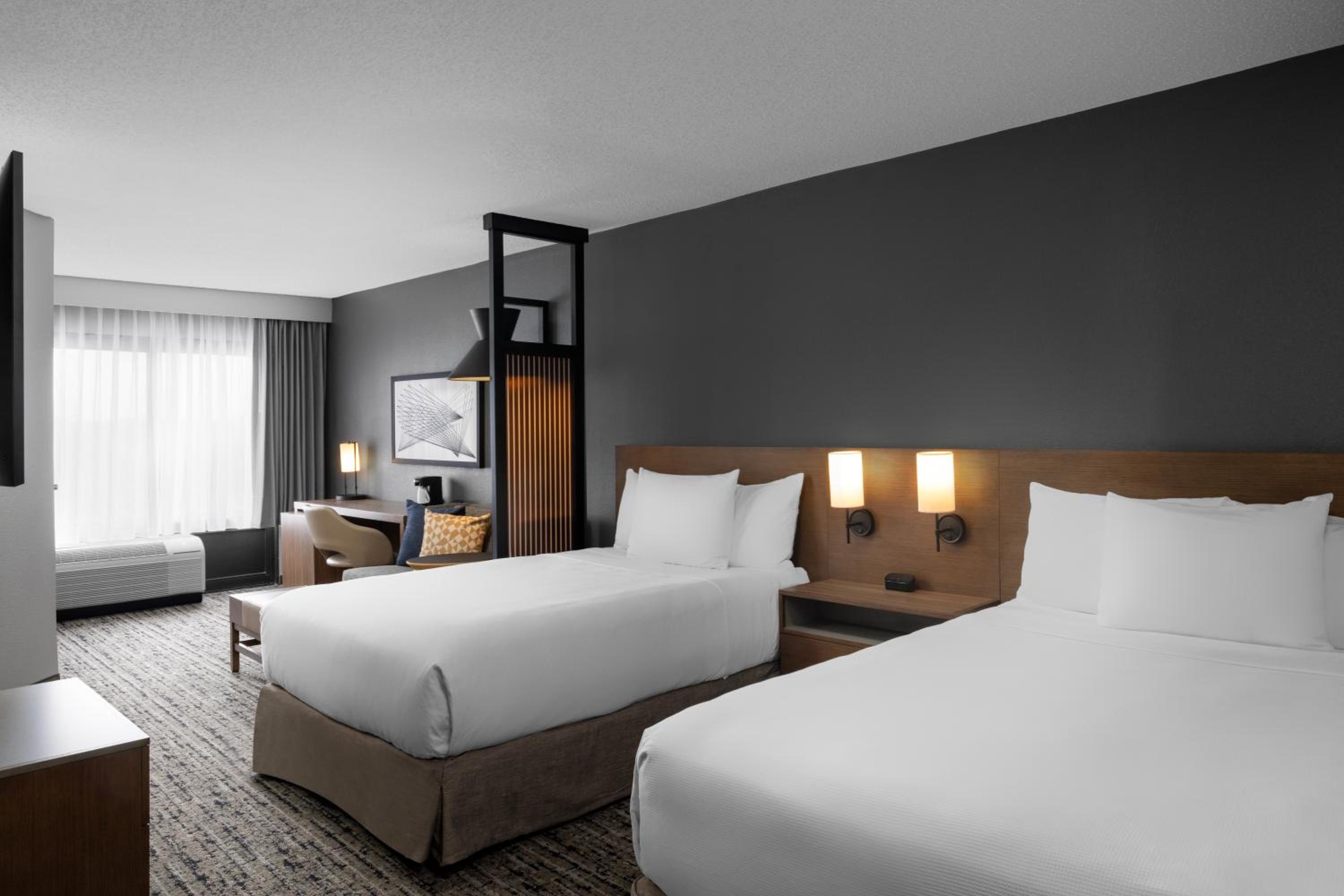Double Room with Two Accessible Double Beds, Sofa Bed and Roll-In Shower - Photo 4
