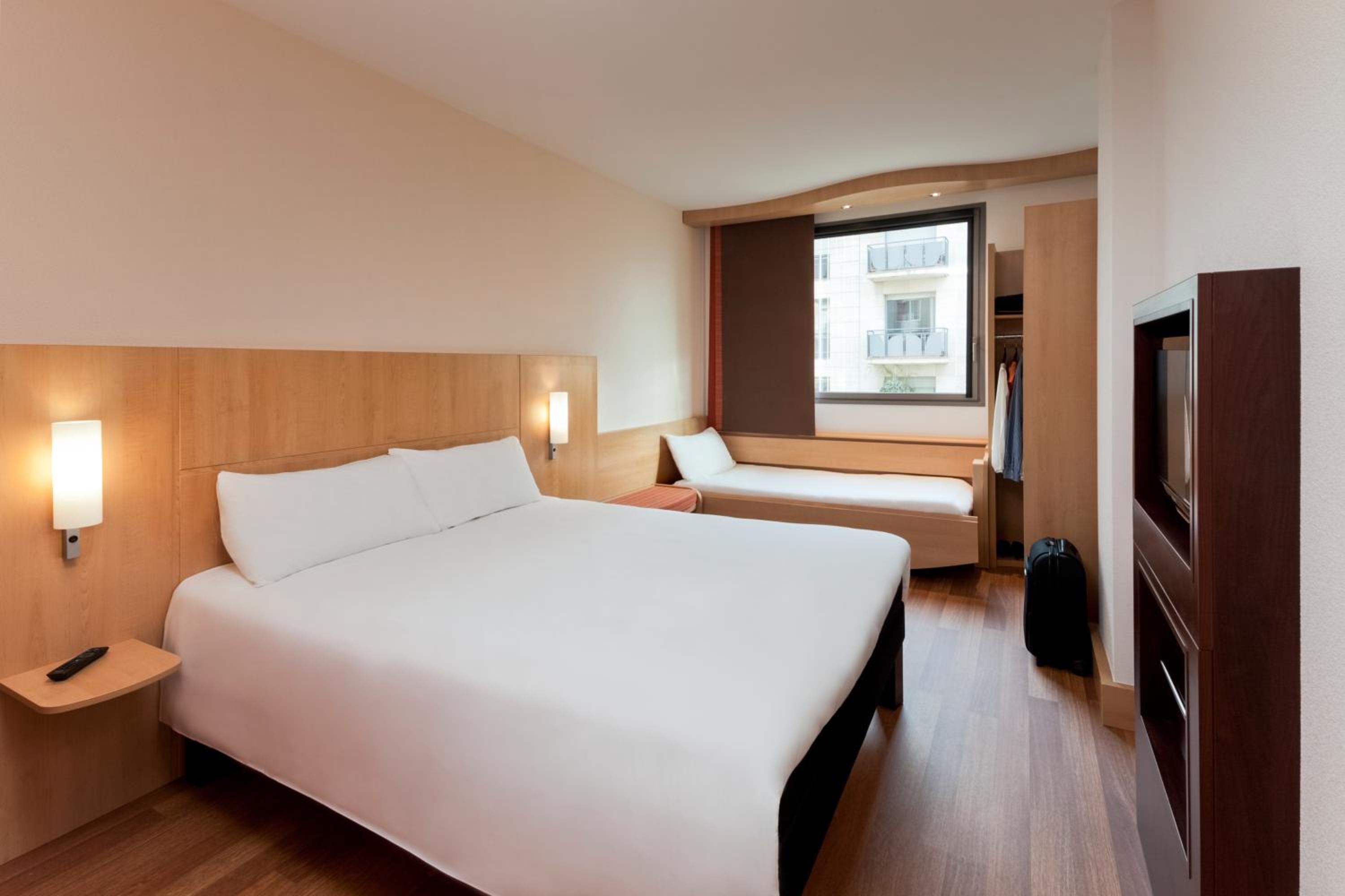 Standard Double Room - Photo 11