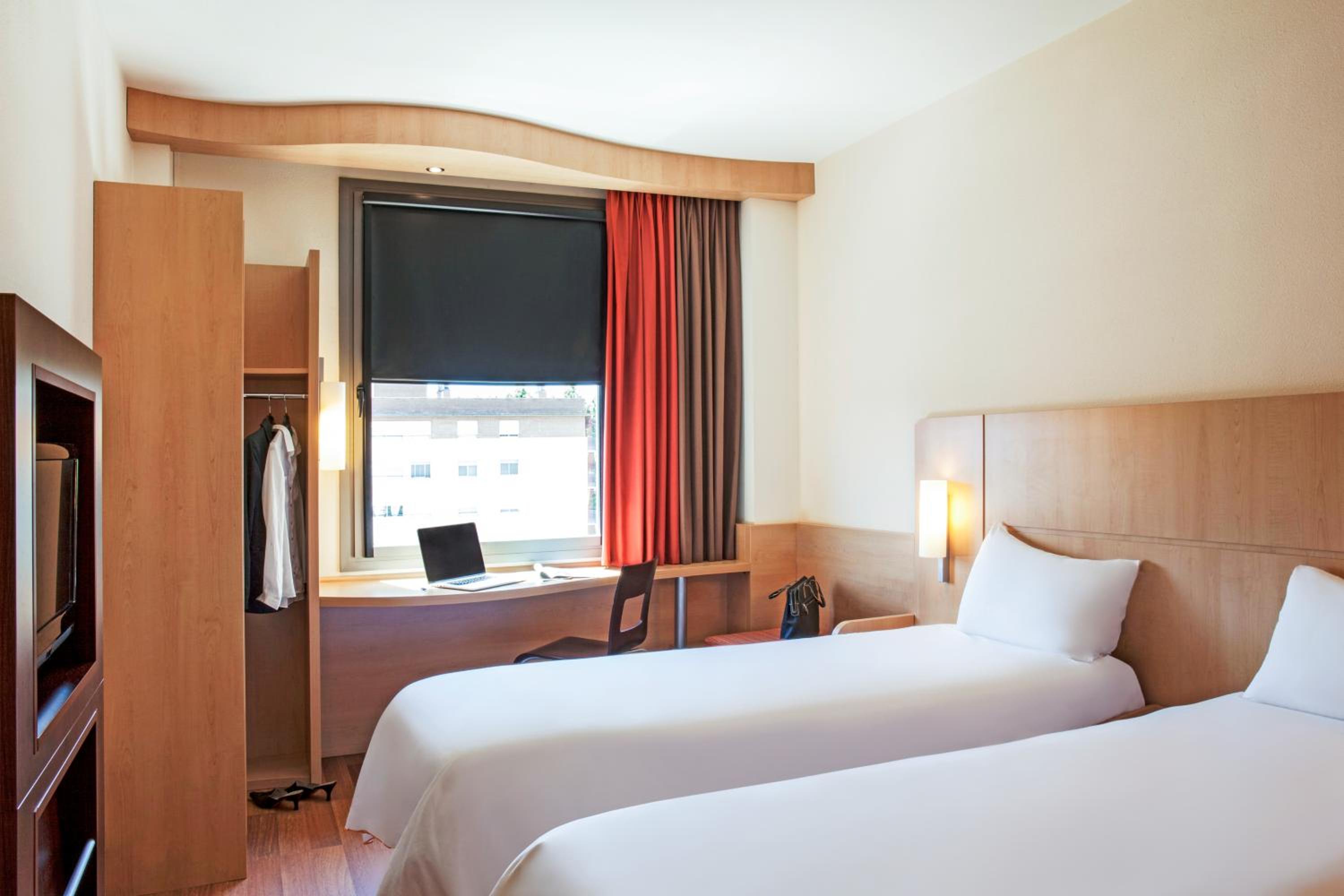 Standard Double Room - Photo 12