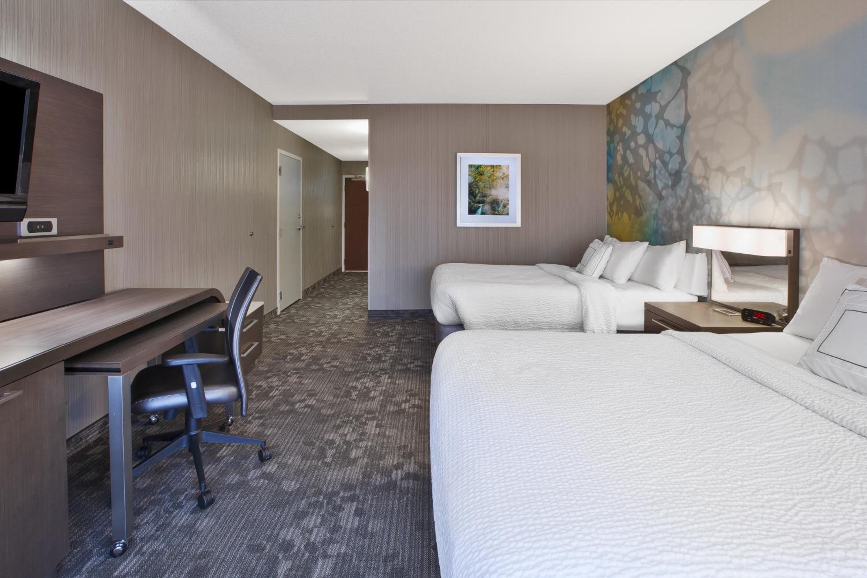 Queen Room with Two Queen Beds - Photo 3