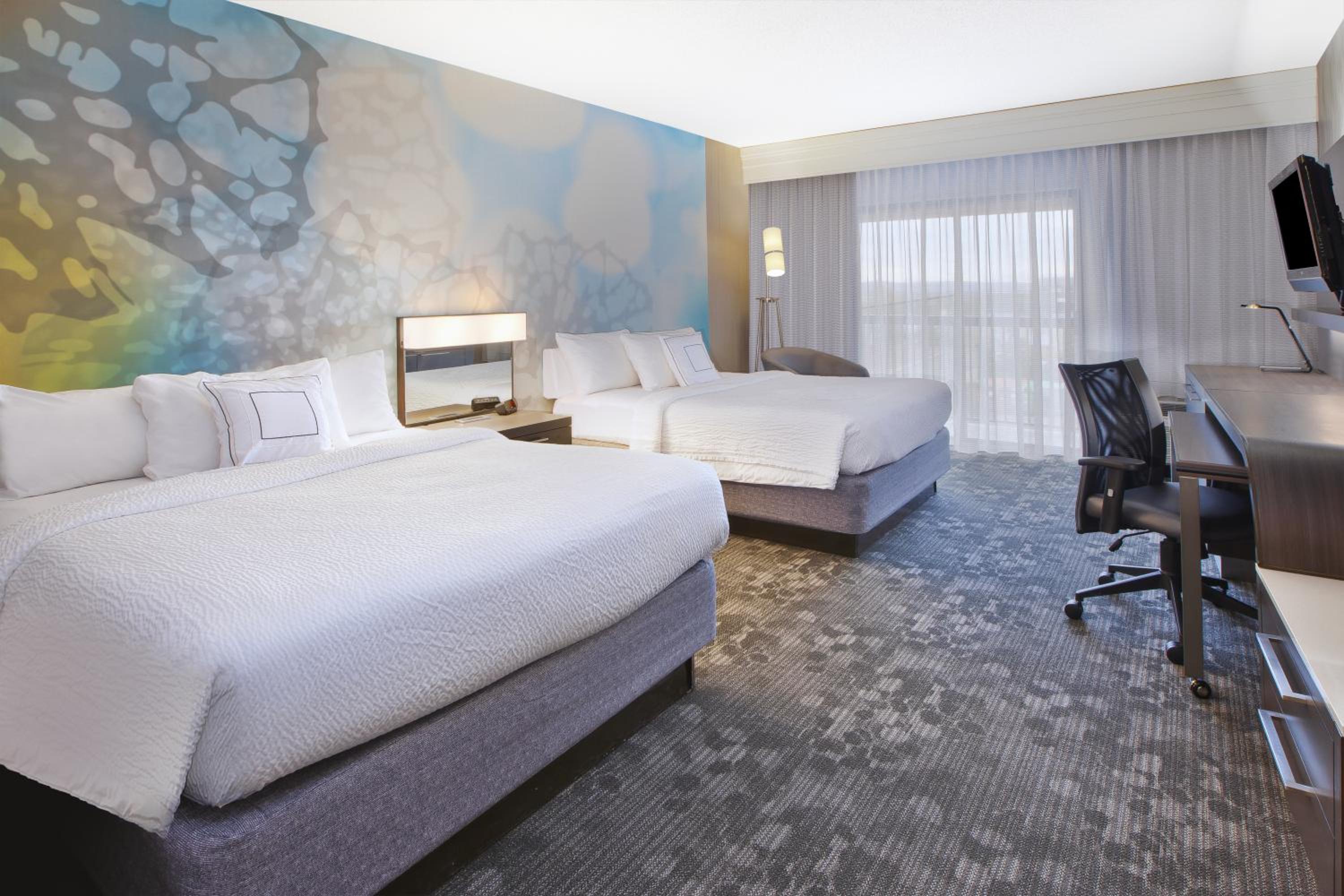 Queen Room with Two Queen Beds - Photo 2